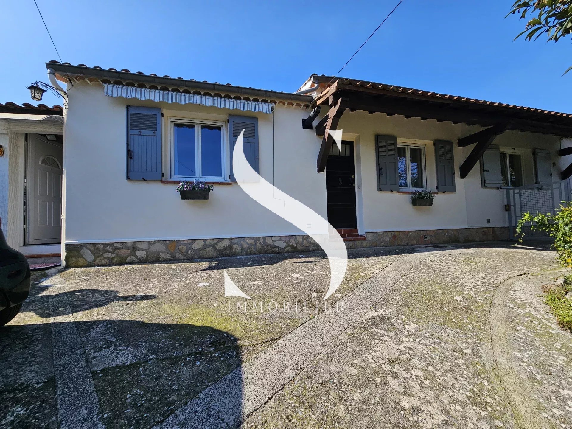 EXCLUSIVITÉ – Maison 3 pièces avec jardin, véranda et grand garage .