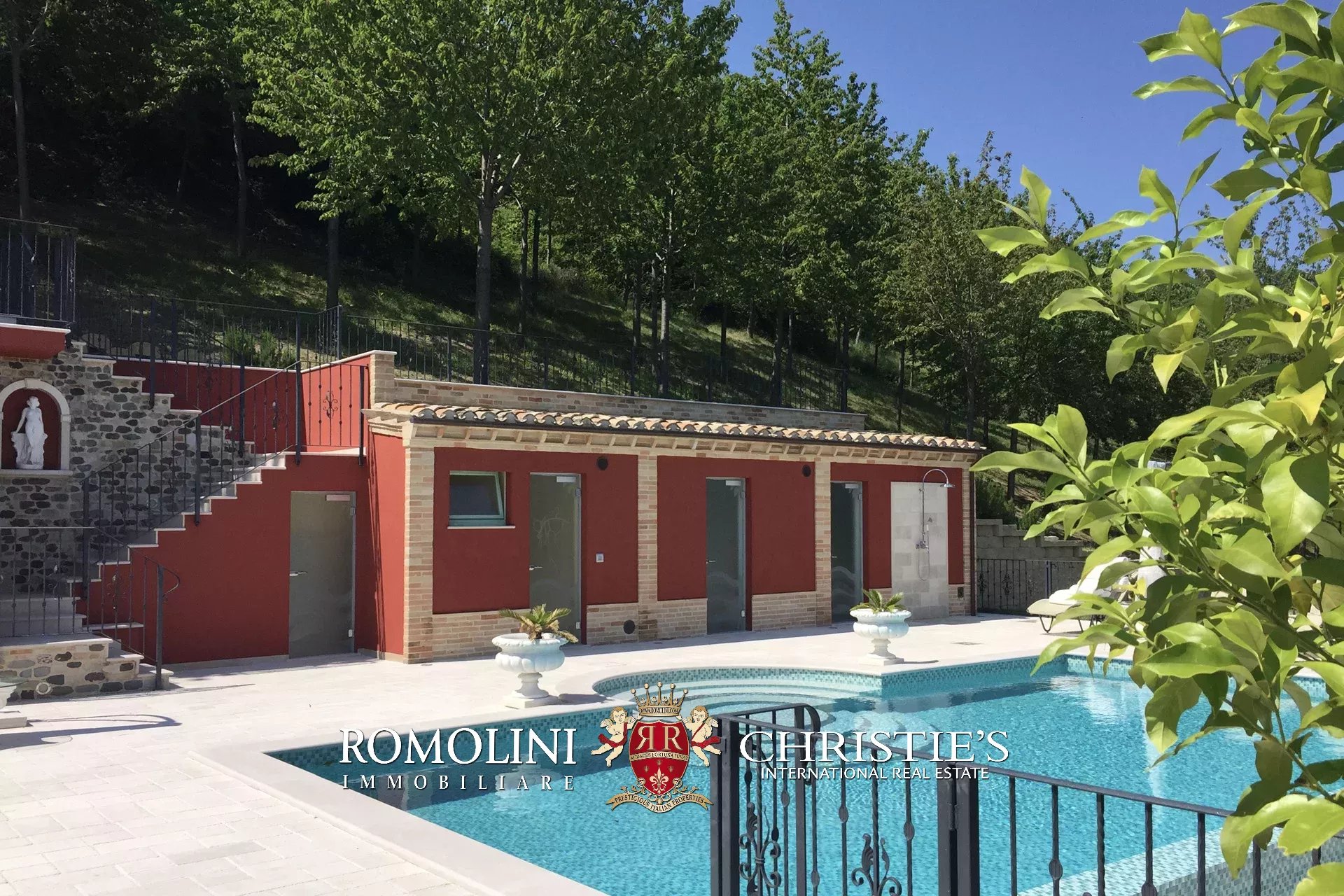 13 Bedroom Vineyard's Image 9