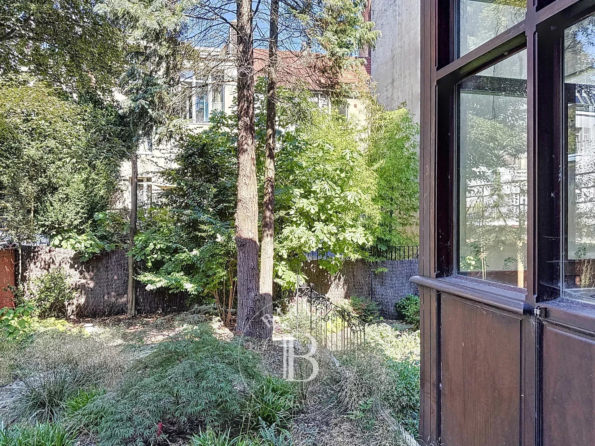 Facing the Abbey of La Cambre – Exceptional Townhouse with Renovation Project