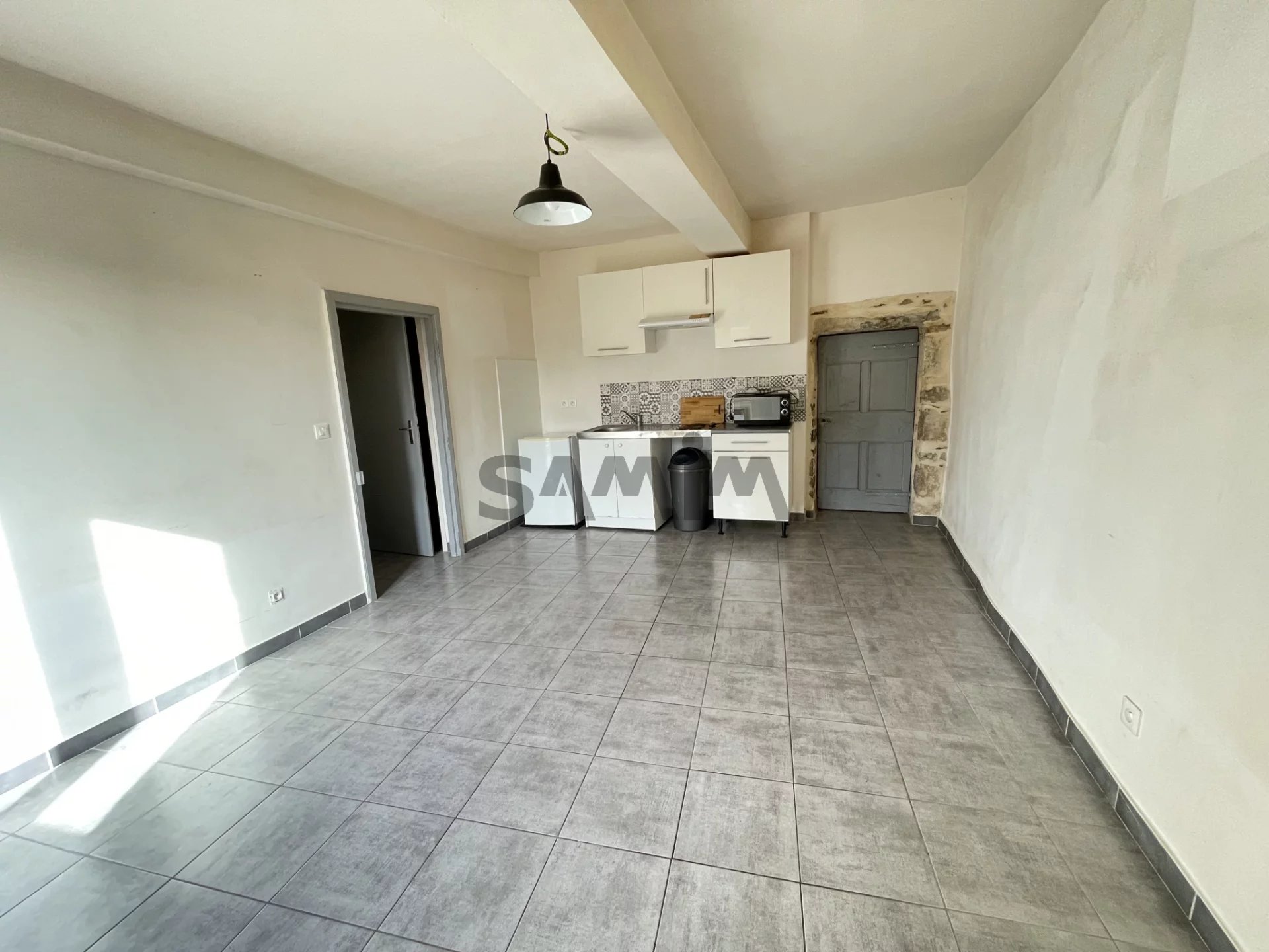 À VENDRE -  IMMEUBLE - CLARENSAC