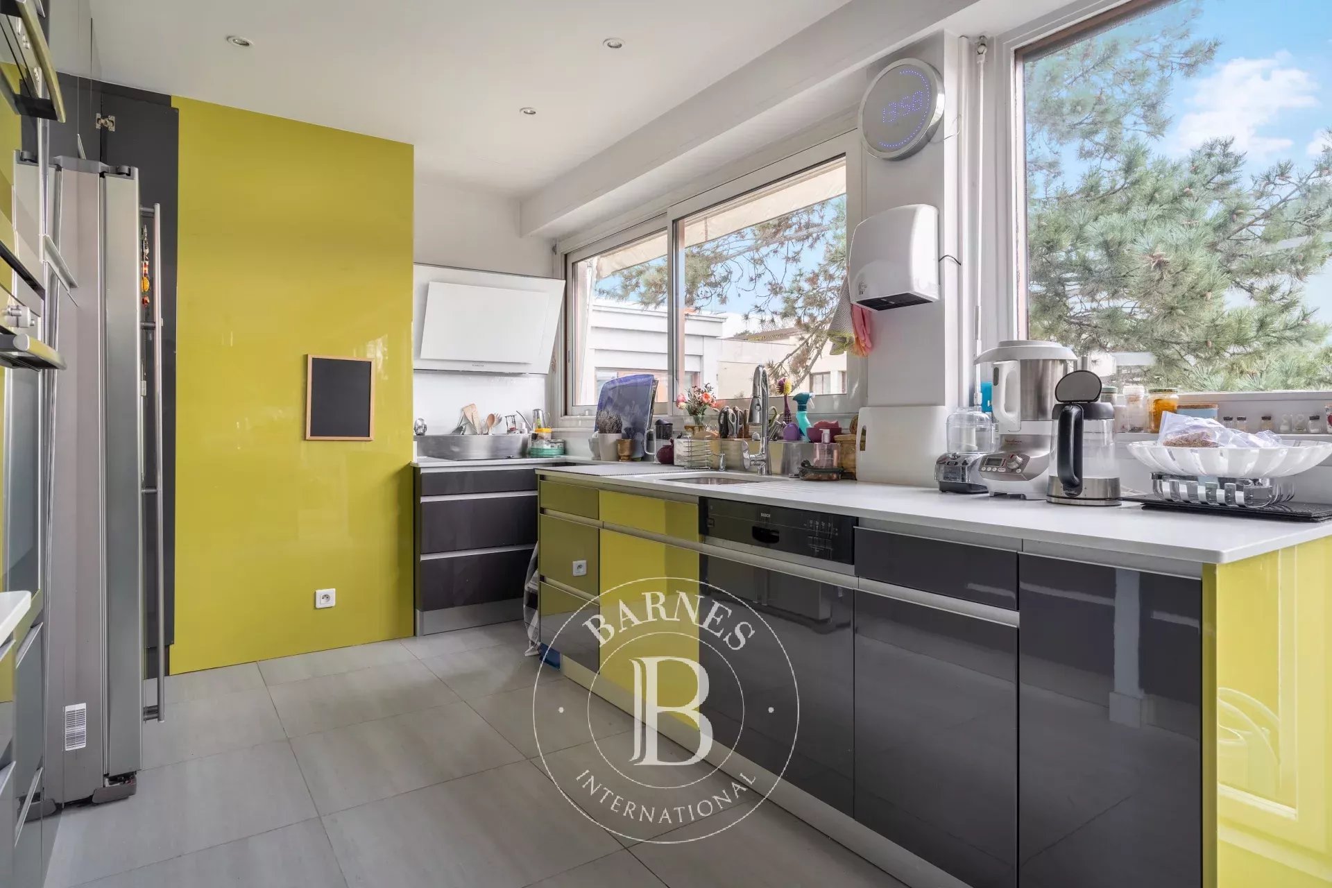 Neuilly - château-Nortier - 148m² (1,593 sq ft) duplex - 186m² (2,002 sq ft) converted rooftop - picture 6