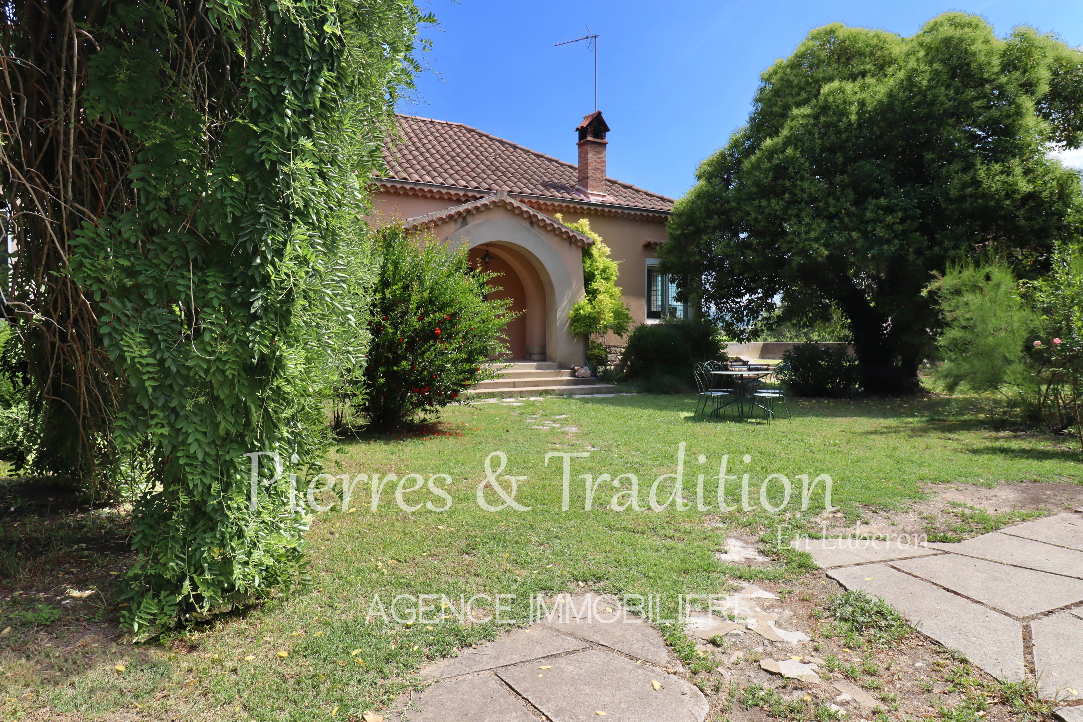 Exclusive! Beautiful Aptésienne property with garden and view