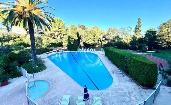 Appartement 2 pièces traversant  dans un cadre de verdure avec vue mer