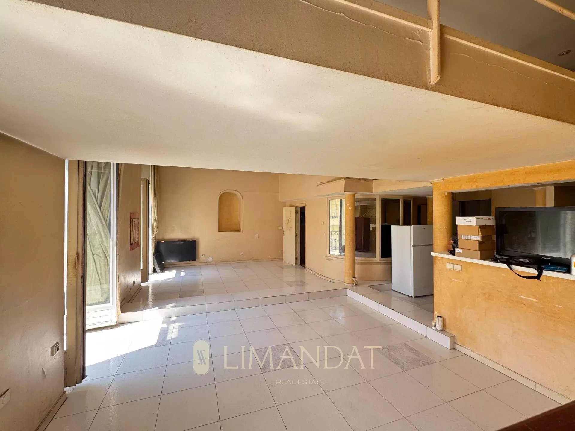 Menton centre – Loft bourgeois à rénover avec balcon et cave