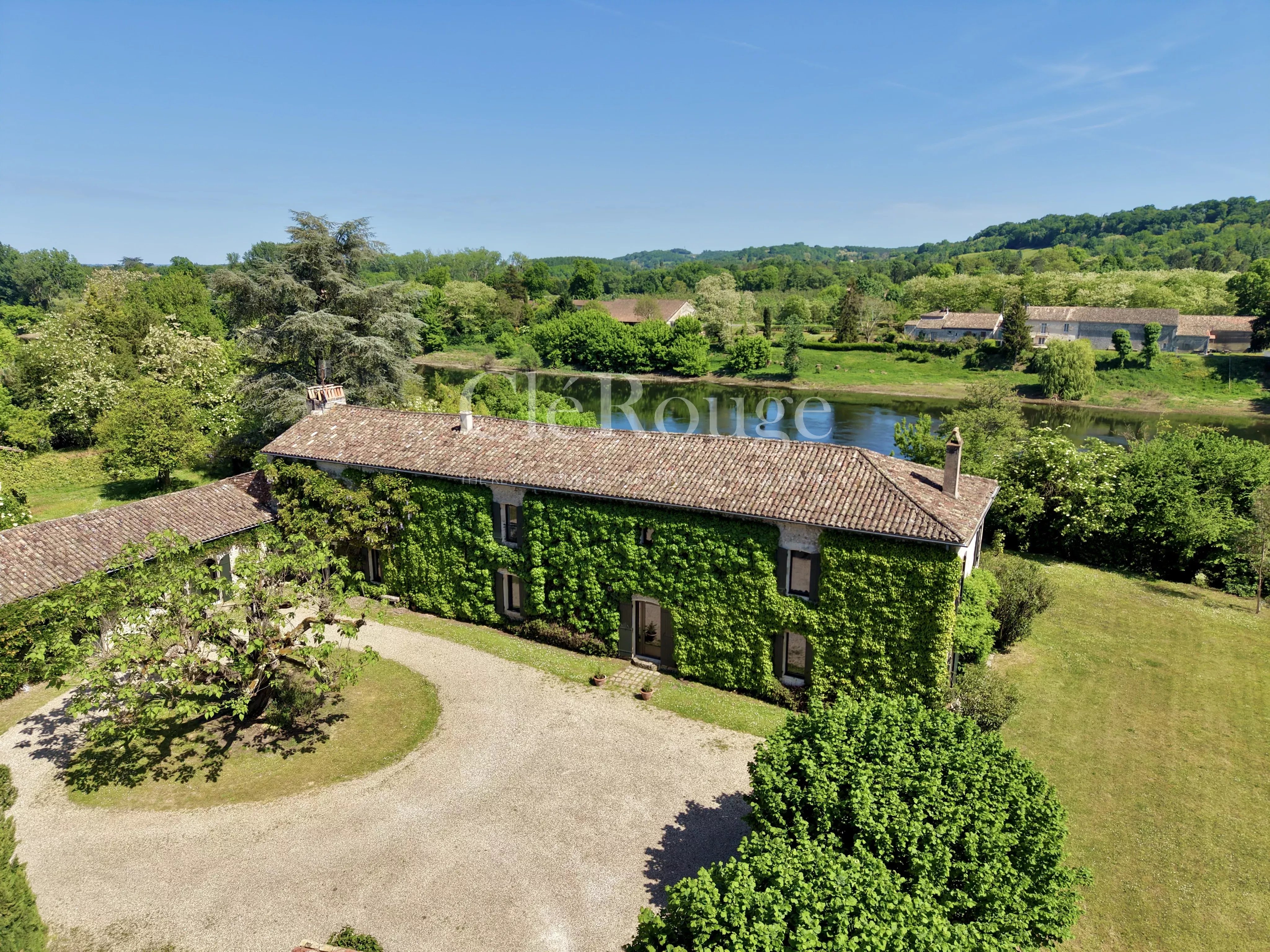 Close to Sainte-Foy-la-Grande – Stunning riverside property on the Dordogne