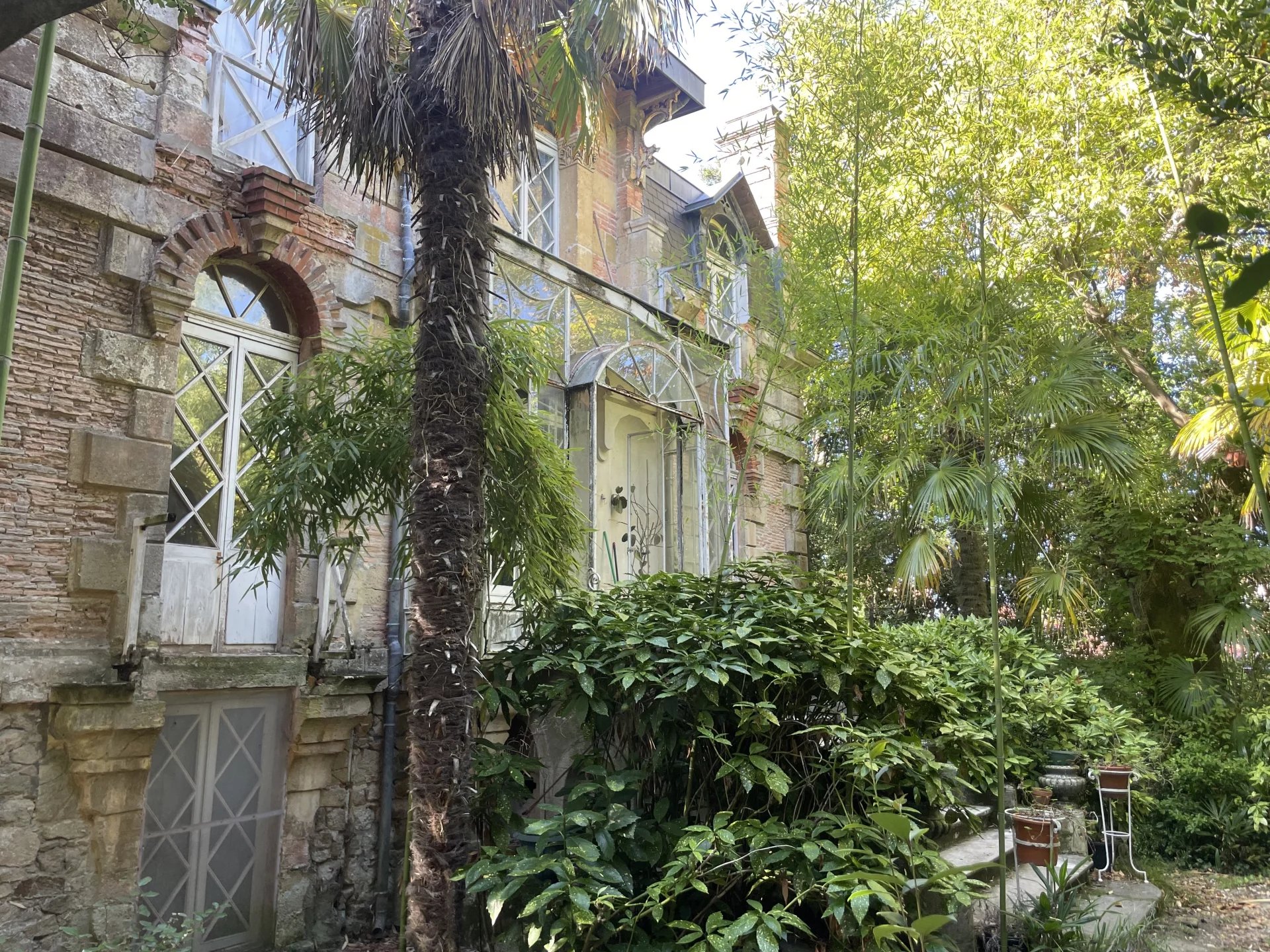 Iconic house to renovate in the sought-after neighborhood of Printemps