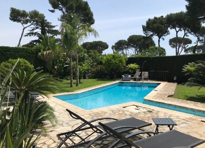 JOLIE VILLA RÉNOVÉE AU CAP D'ANTIBES