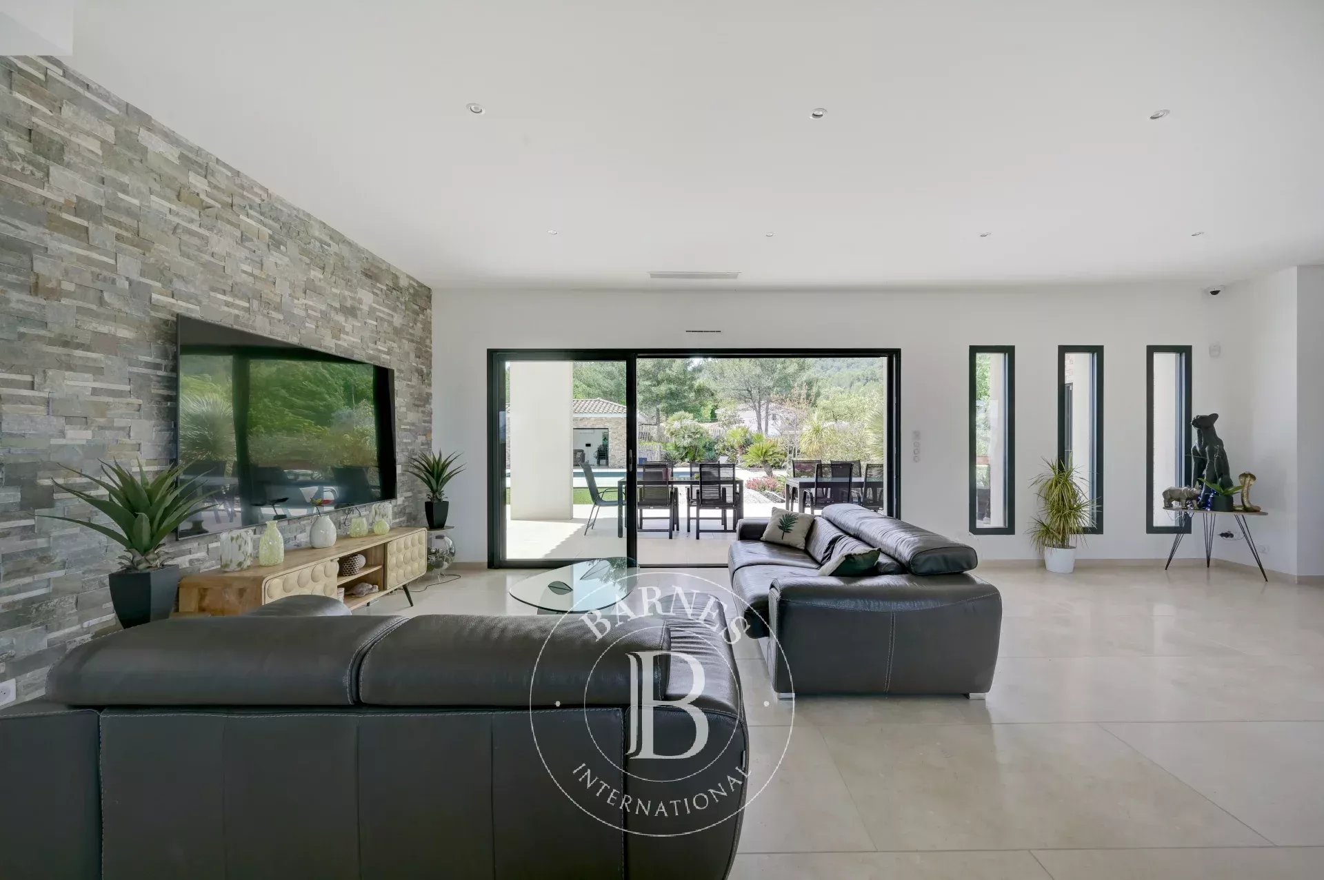 2NEAR AIX-EN-PROVENCE – CONTEMPORARY HOUSE 4,747 SQ FT – 7 BEDROOMS – HEATED SWIMMING POOL – LANDSCAPED GARDEN 0.99 ACRES – ABSOLUTE TRANQUILLITY - picture 6