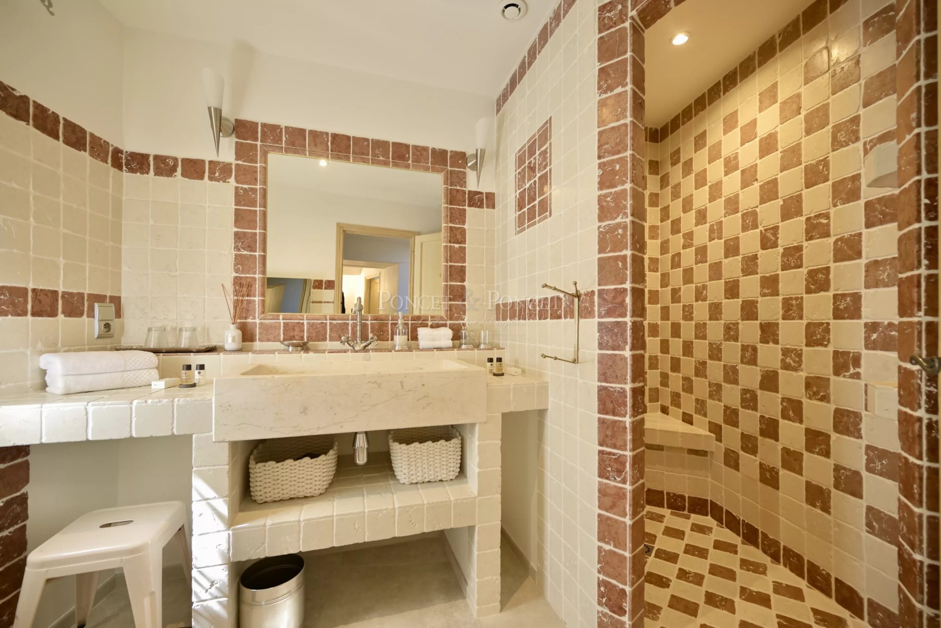 6 Bedroom Villa/Townhouse's Image 14