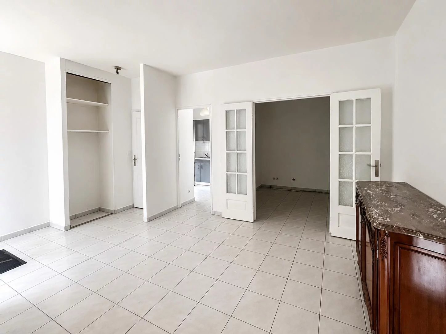 T1 bis avec patio, jardin privatif, cave et place de parking couverte – Fontainebleau