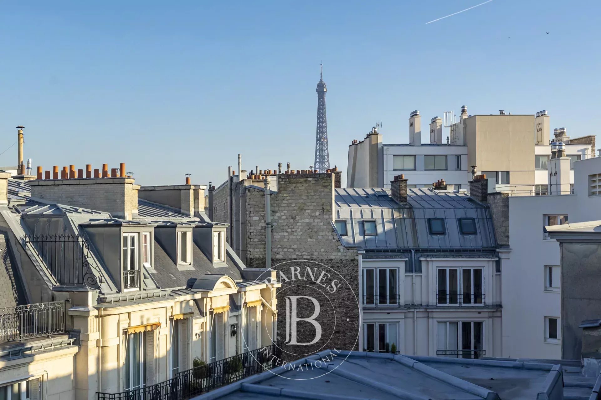 Paris 16 - Exclusive listing - Victor Hugo - top floor - 2 en-suite bedrooms - view of rooftops and sky