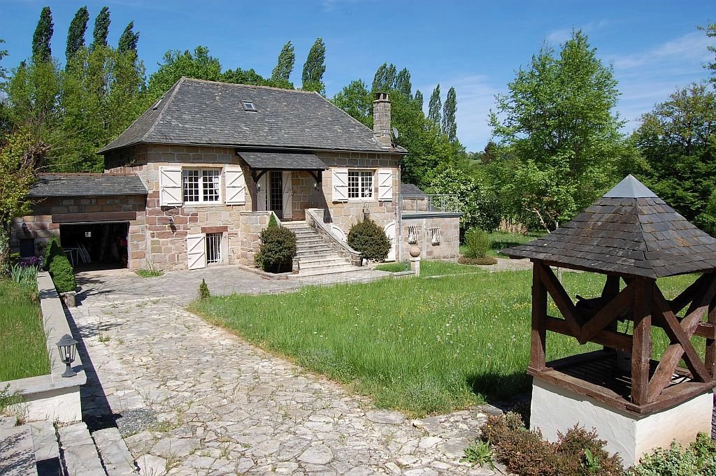 CORREZE - In gehucht, mooie oude woning met orangerie en zwembad