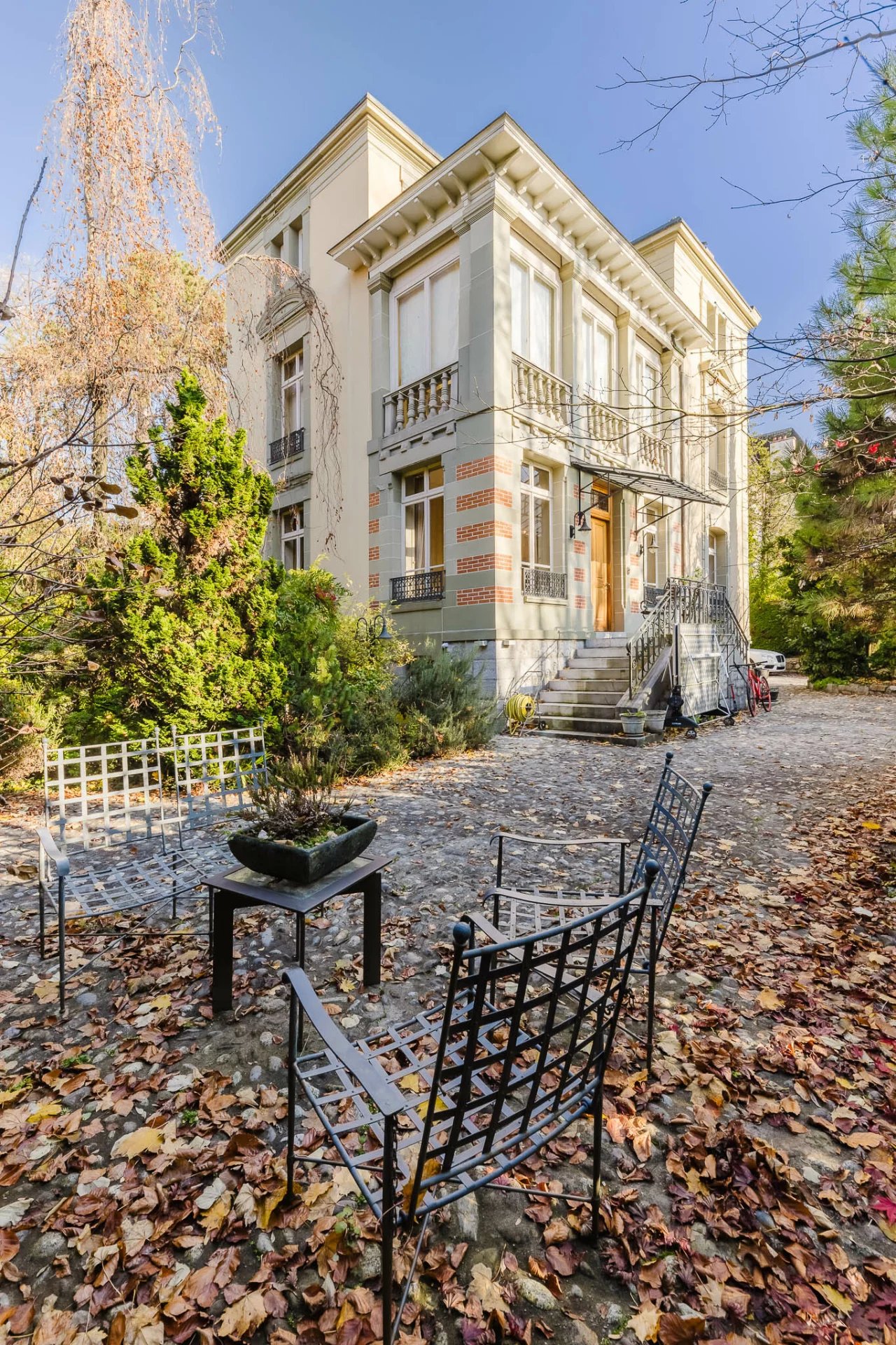Magnifique Hôtel Particulier, jardin enchanteur, à deux pas du lac