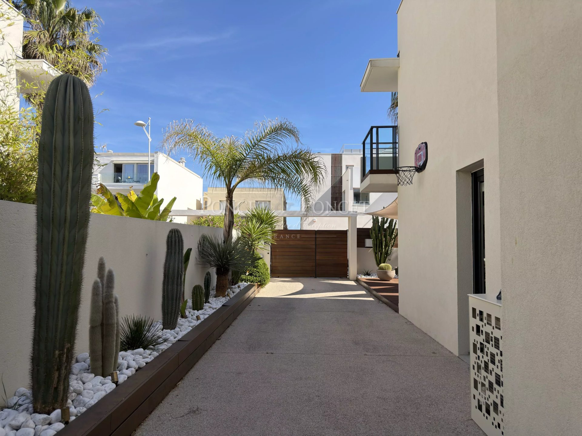 4 Bedroom Villa/Townhouse's Image 6