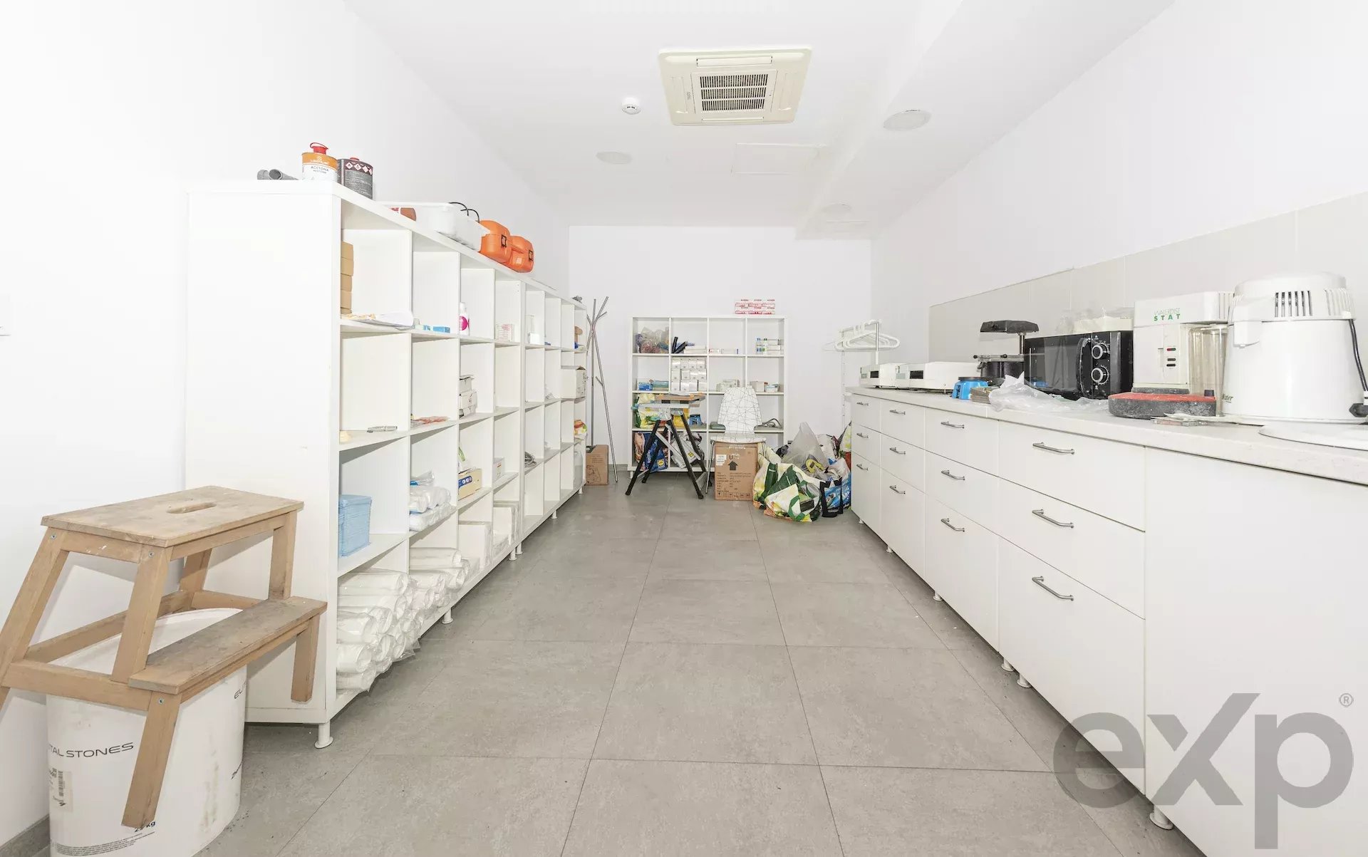 Prestigious shop adjacent to Chiado 87016877 image 9