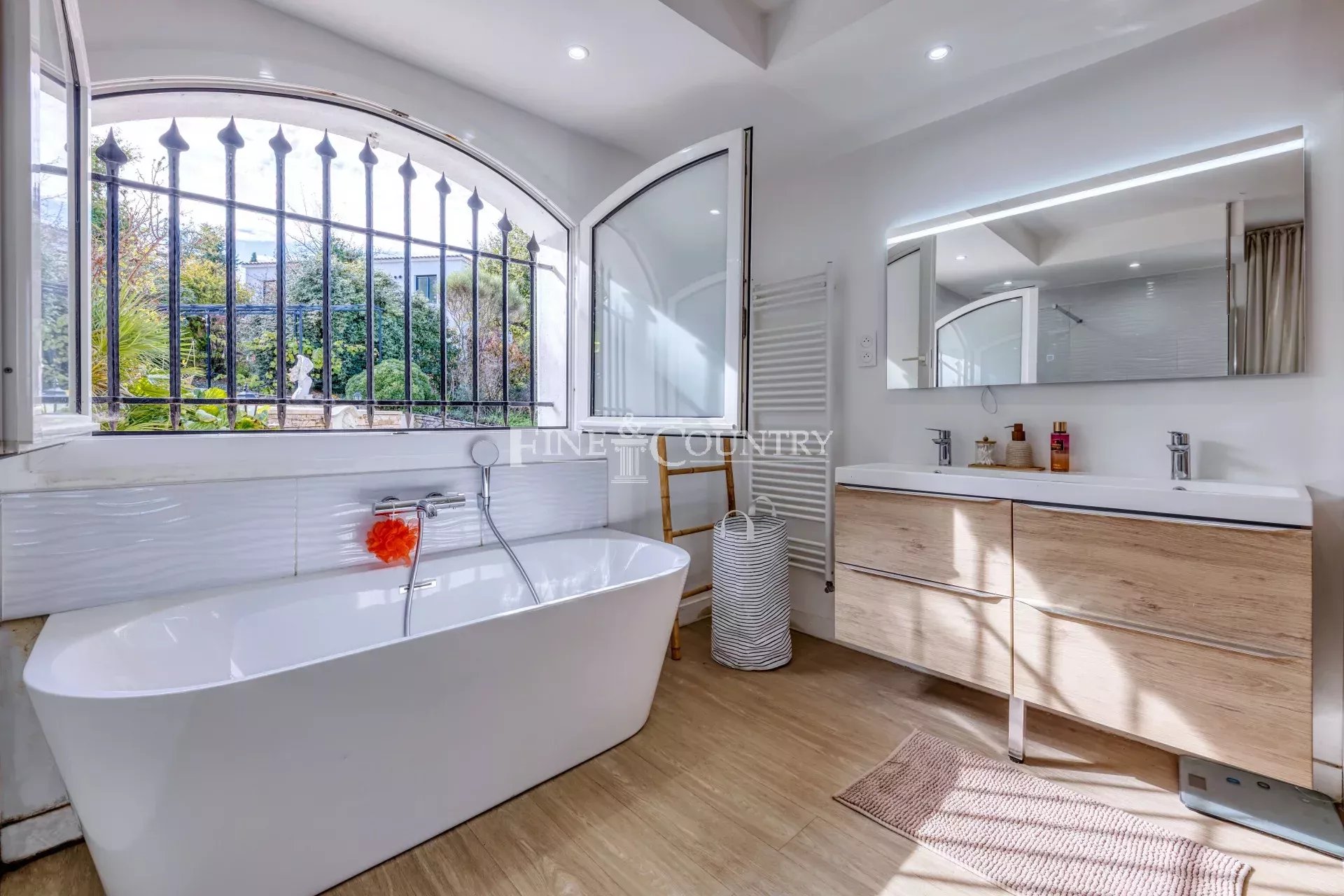 Photo of For sale  Villa in Valbonne - Panoramic view