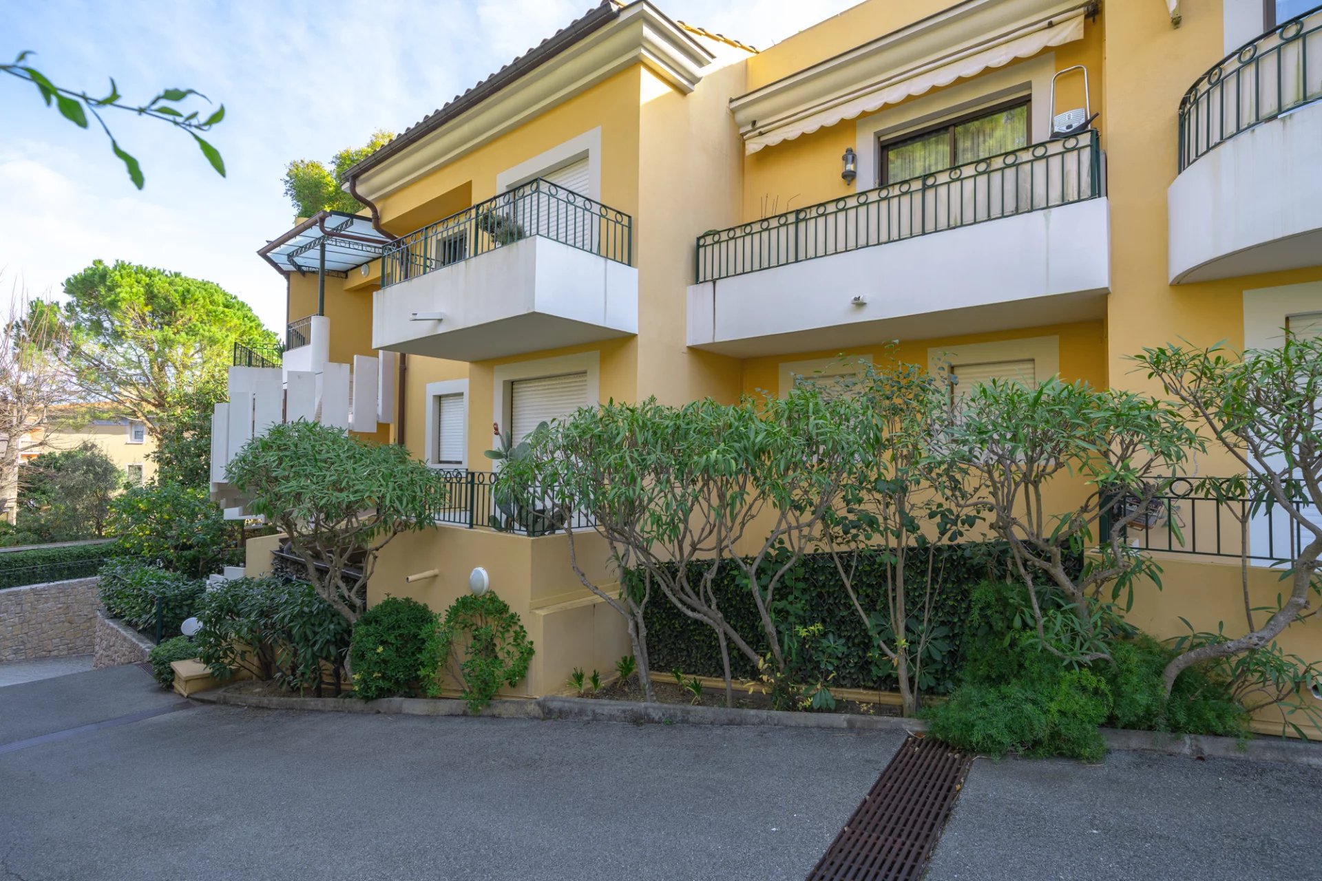 3-bedroom top floor duplex with rooftop terrace and sea views