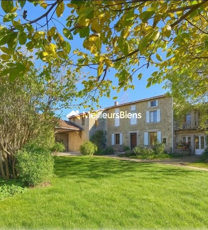 Emplacement d'exception:   Exceptionnel  400 M² habitables pour 56000 M² de terrain