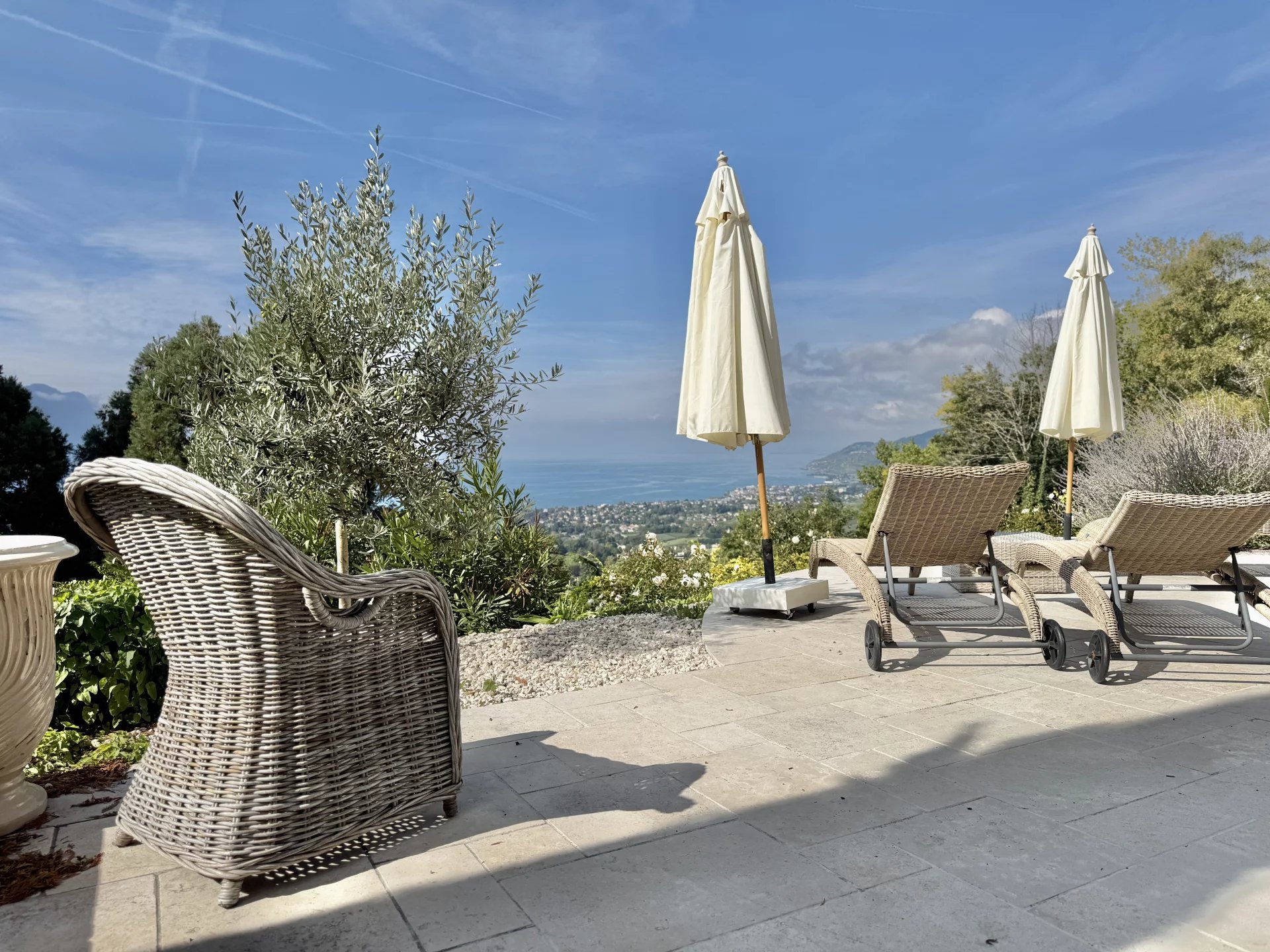 Villa panoramique avec piscine et pool house, grand terrain