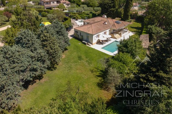 A leafy property near the village — photo 1