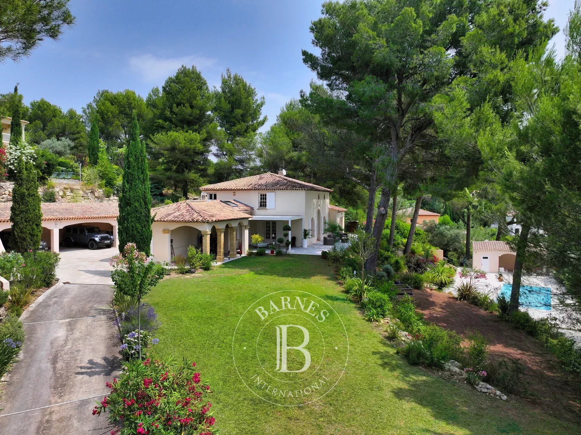 UNDER SALE OFFER - NEAR AIX-EN-PROVENCE - EXCEPTIONAL PANORAMIC VIEW -200M2 - 5 BEDROOMS - SWIMMING POOL - GARAGE
