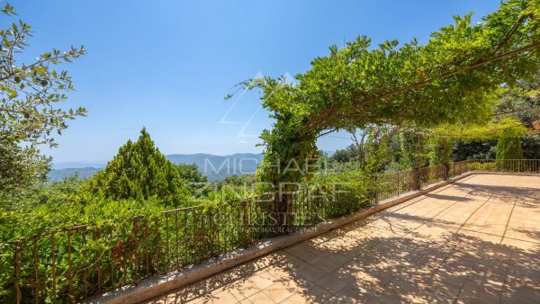 A prime location for this property, set in an elevated position with sea views — photo 5