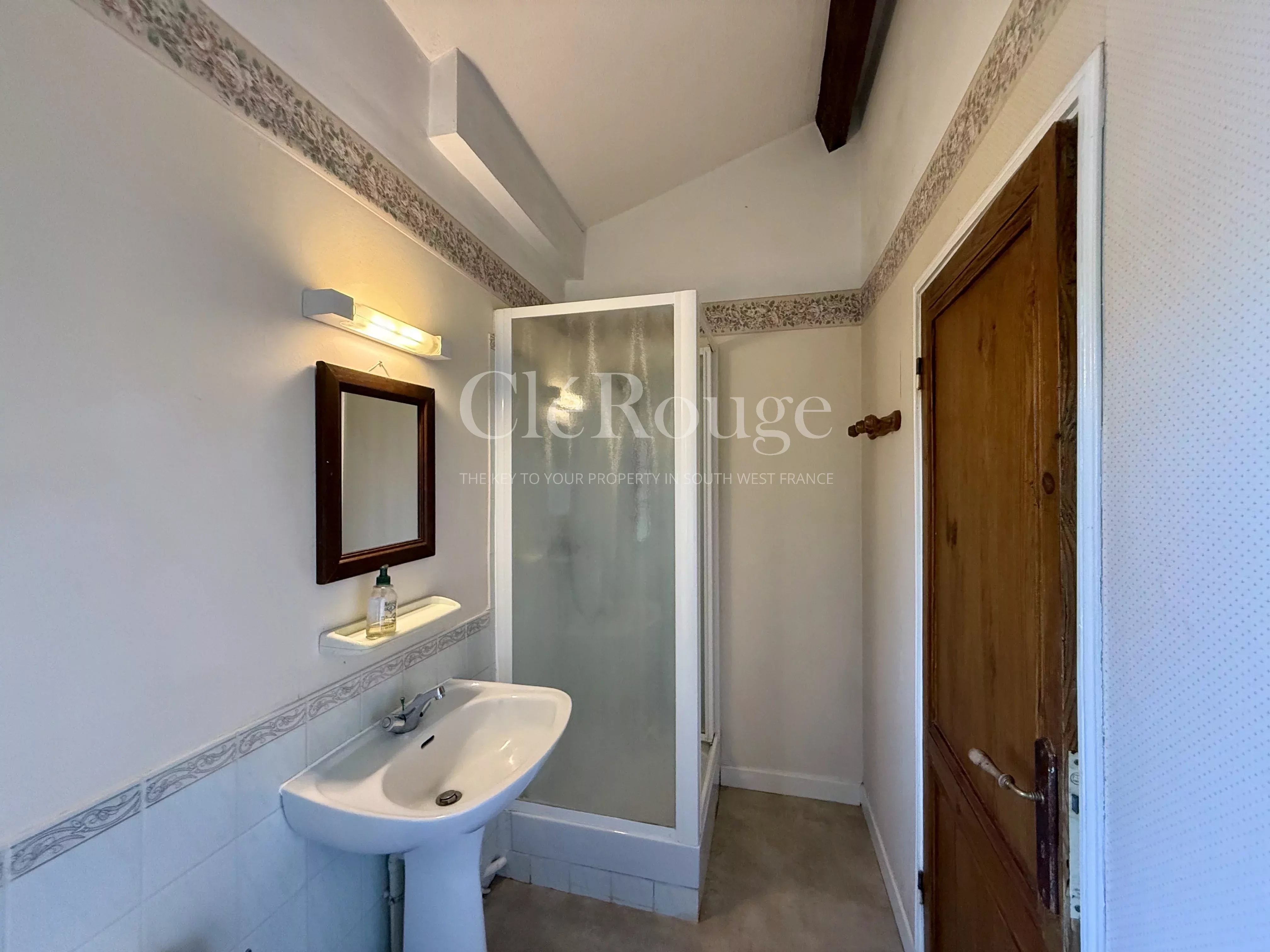 Beautiful property consisting of three houses, barns and swimming pool, just 50 minutes from Bordeaux