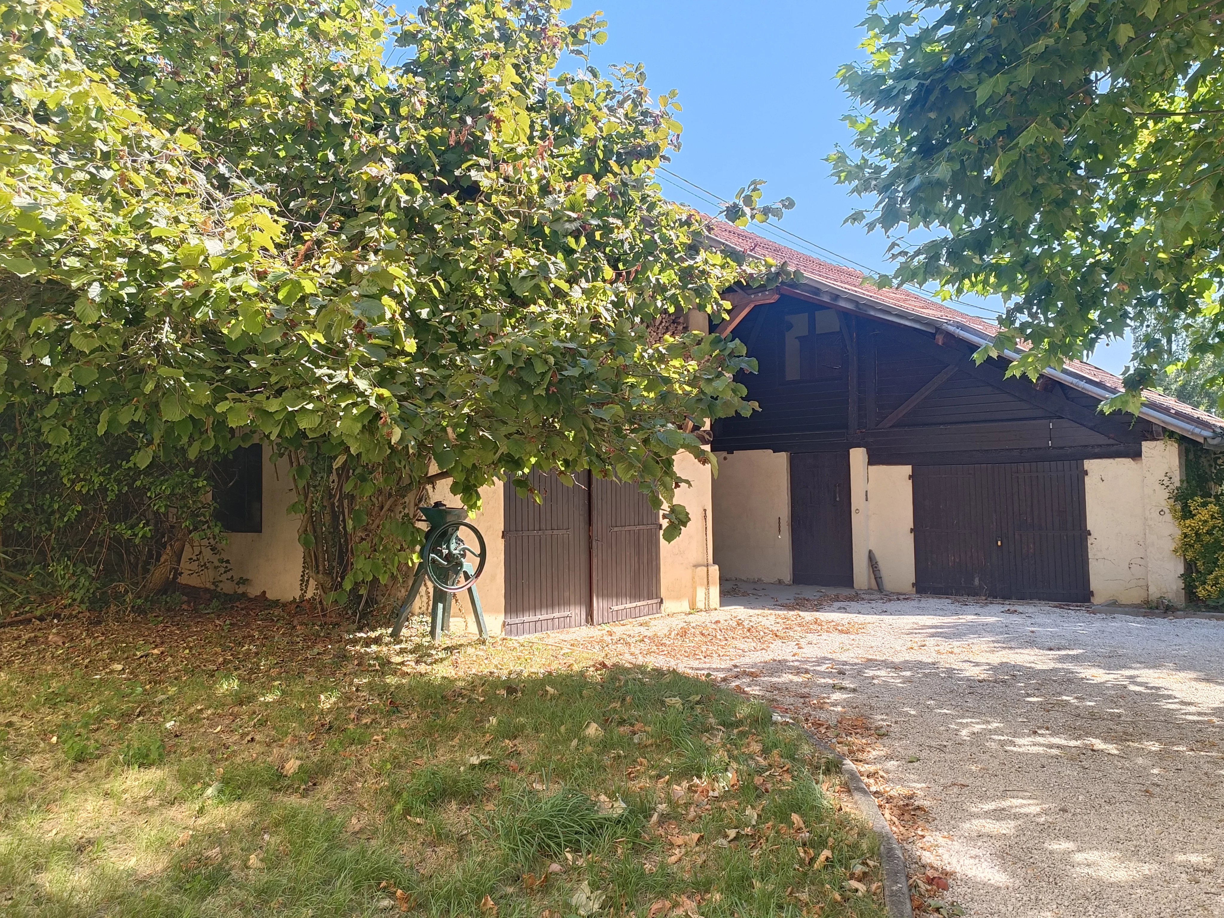 MAISON FAMILIALE DE CARACTÈRE AVEC PISCINE ET DE NOMBREUSES DÉPENDANCES — photo 7
