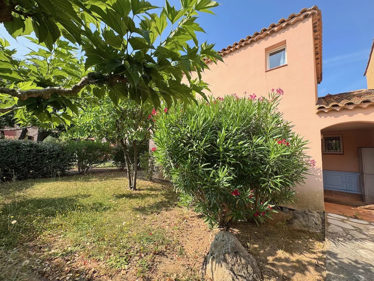 Roquebrune/s Argens, Villa -4 bedrooms -90m2- in luxury domaine, with pool & tennis