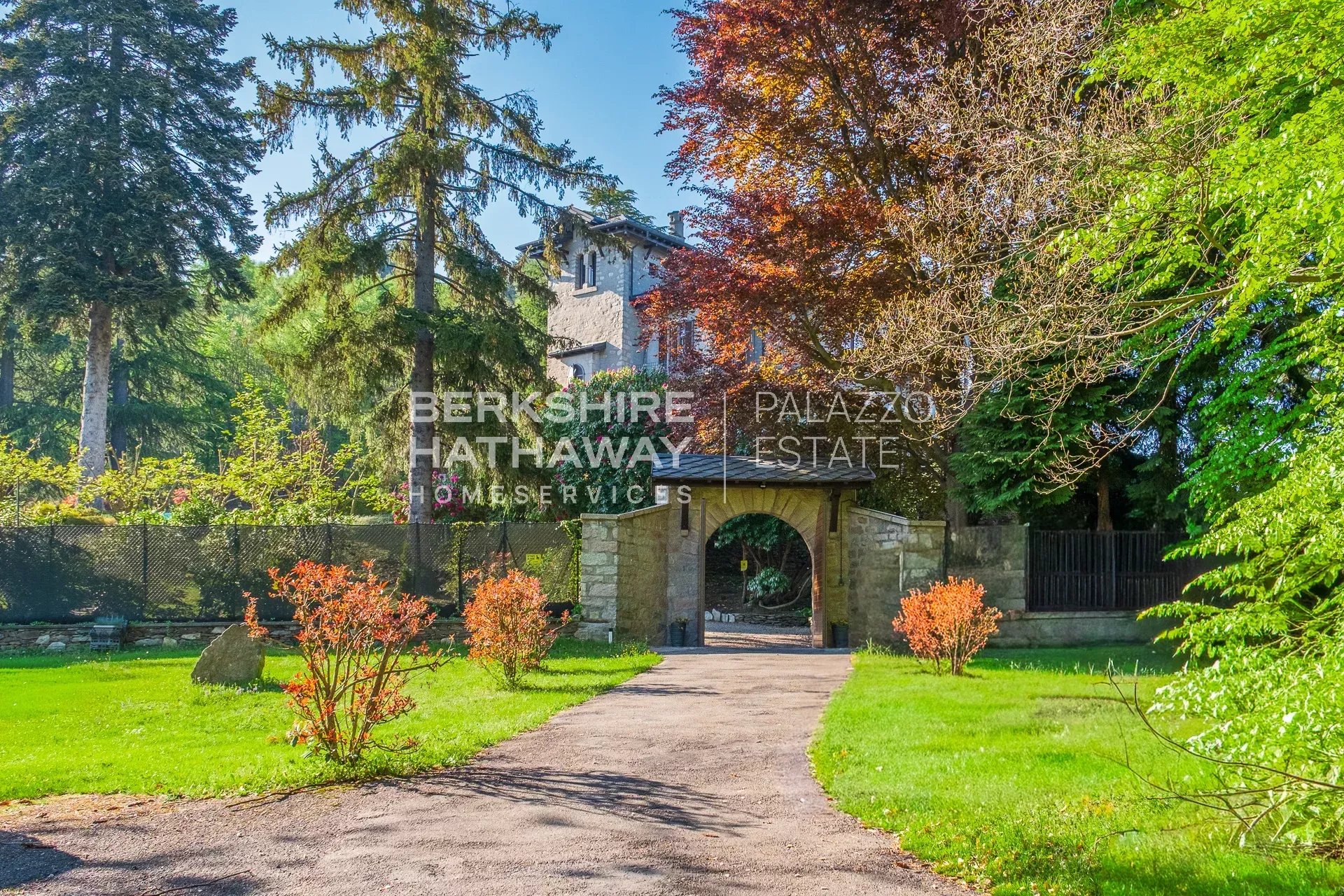 Historic Panoramic Villa with Botanical Park and Lake View