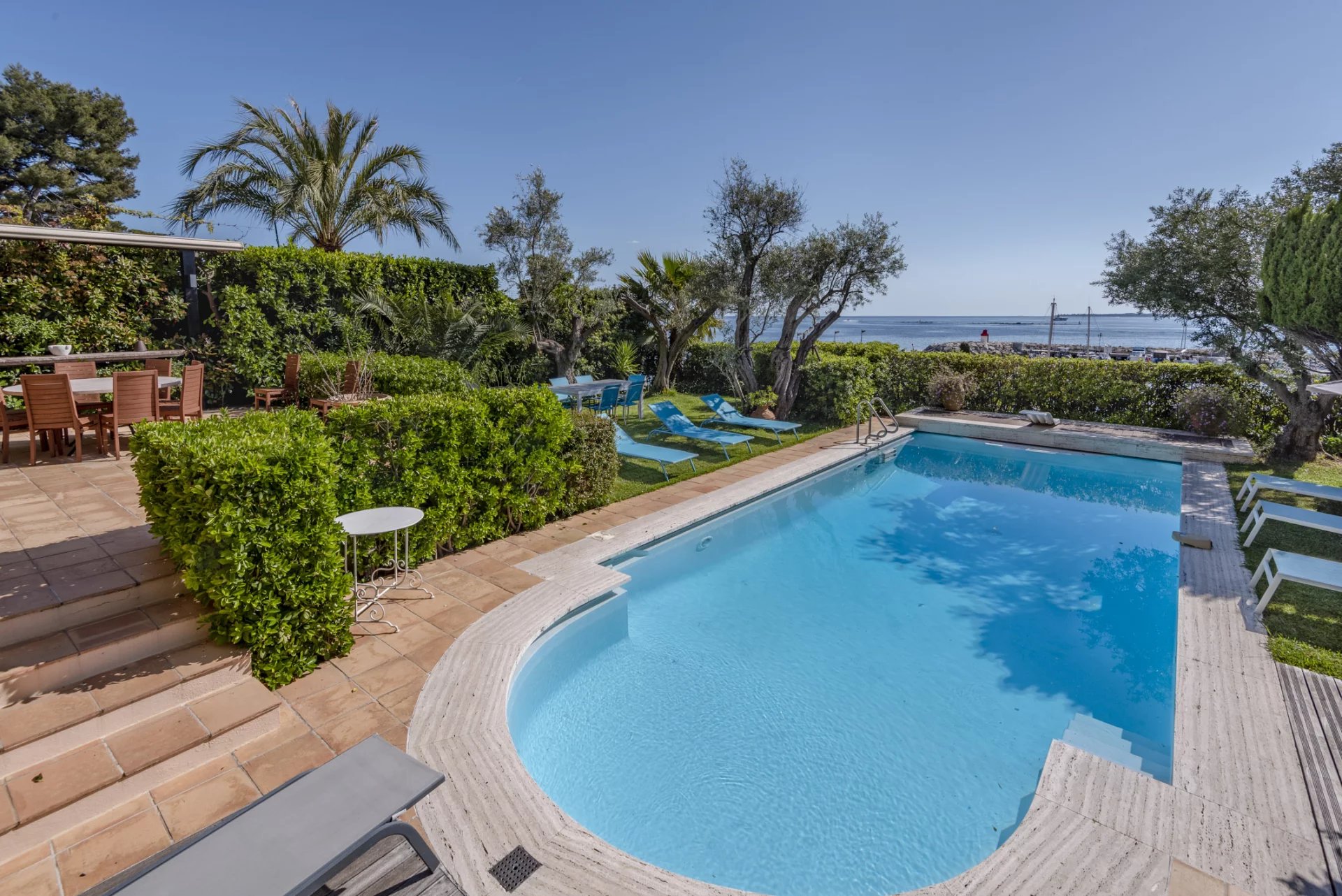 Sur le versant Ouest du Cap d'Antibes, Provençale face à la mer