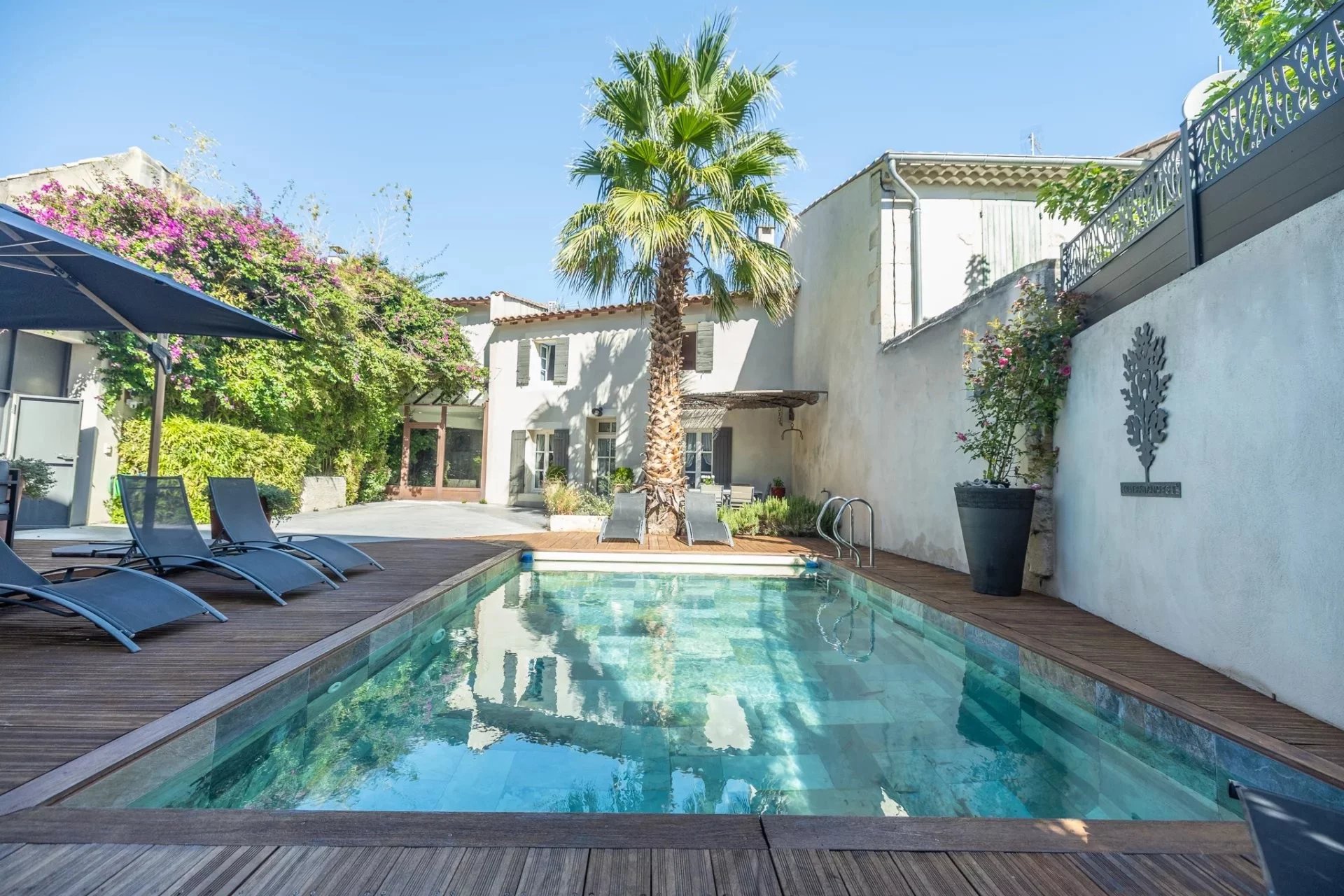 L’exception au cœur du village : maison de caractère avec terrasse et piscine