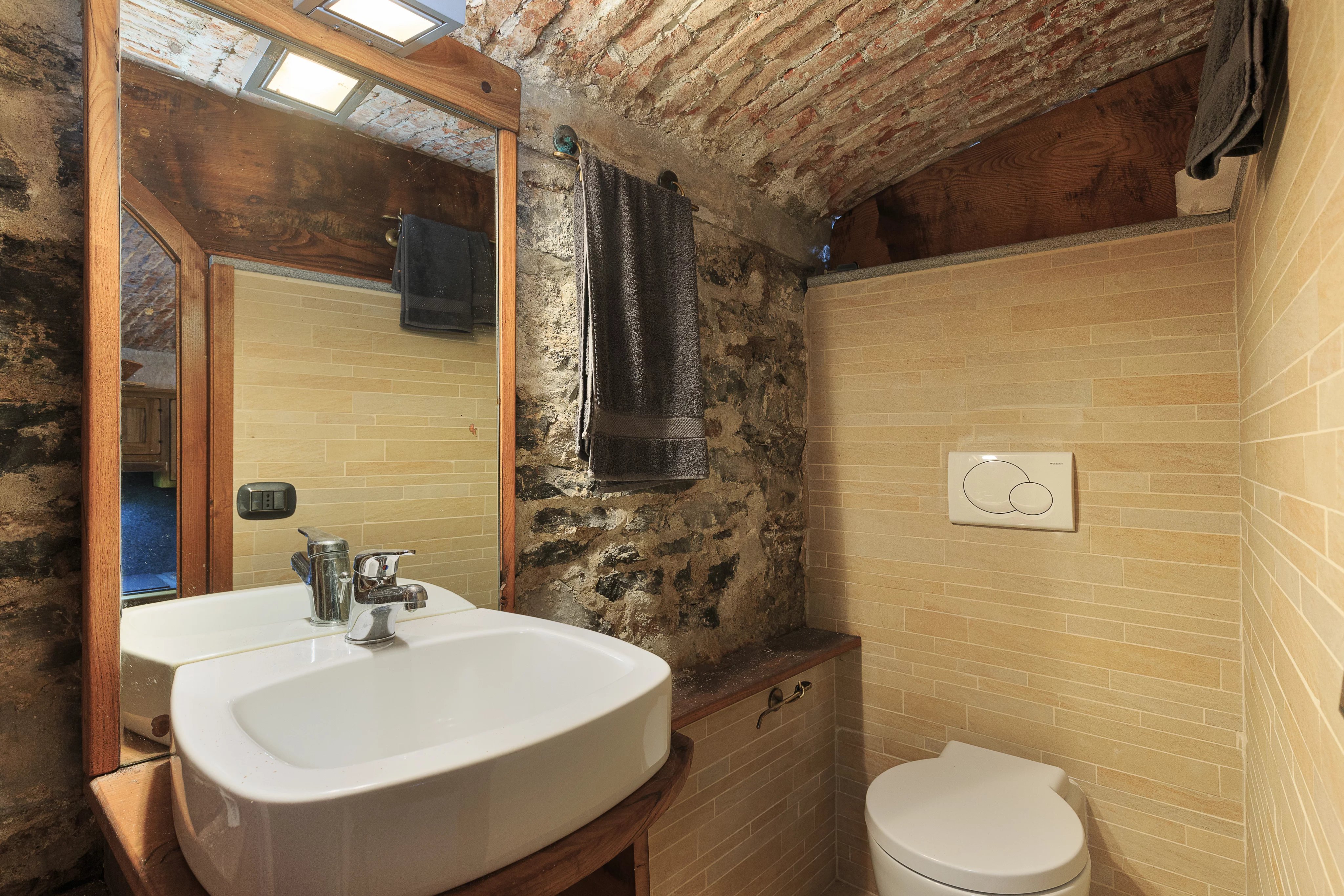 Rustic house in the historic center of Brienno - picture 20