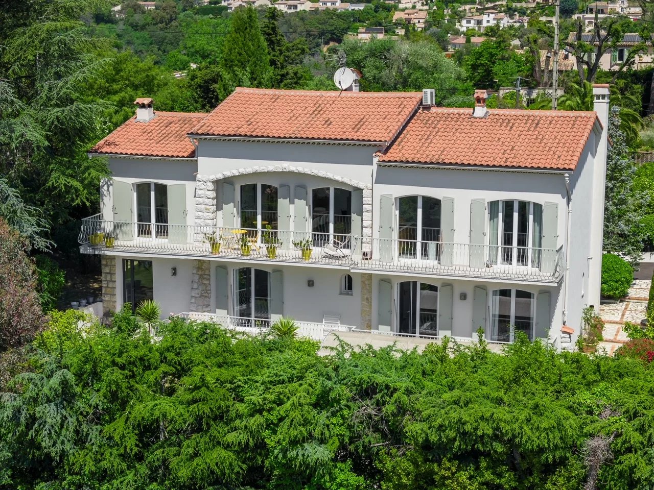 CANNES  , VUE MER " VOIE PRIVEE"  VILLA Rénovée  280M²  Terrain arboré  2500M²