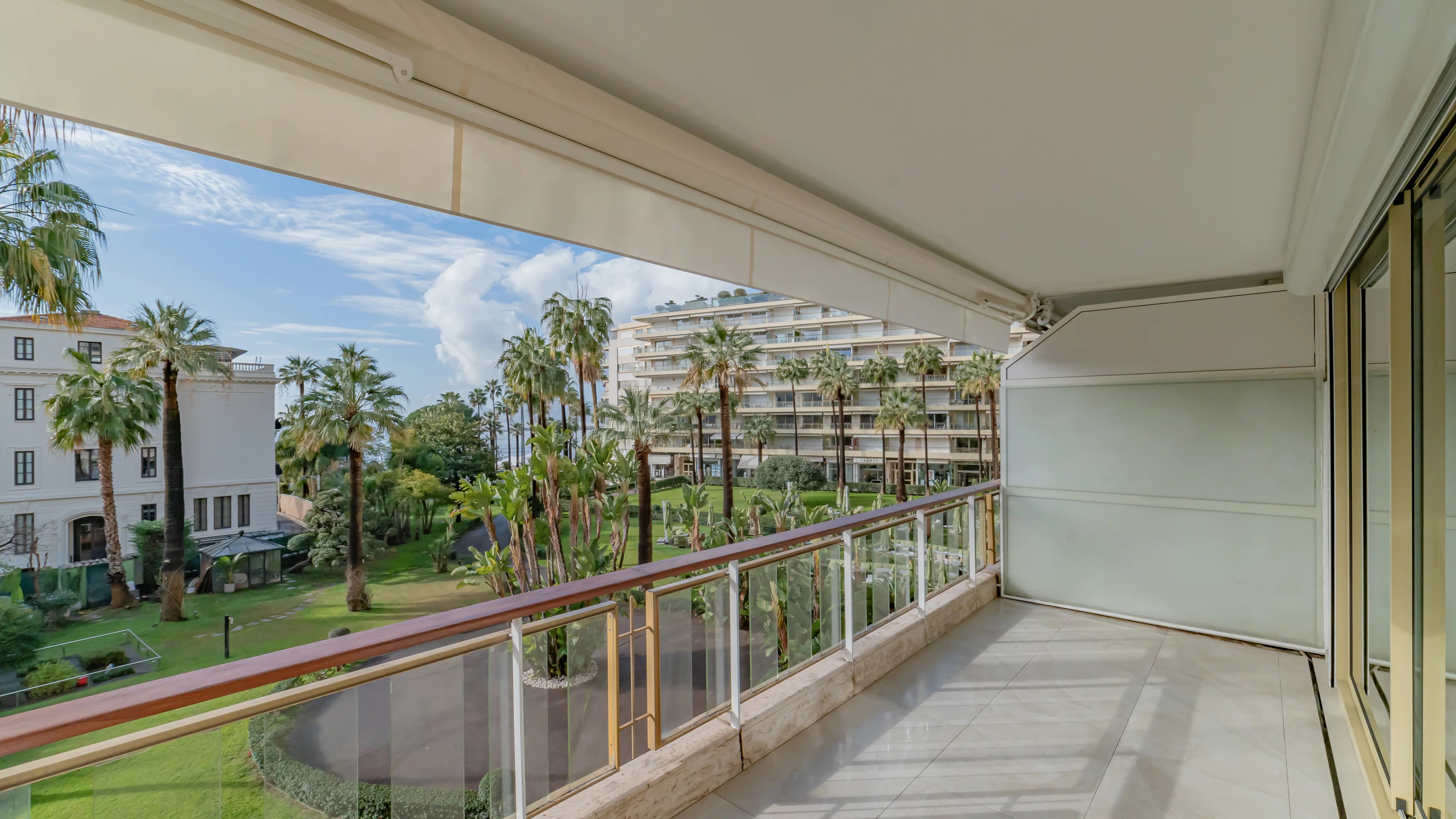 CANNES CROISETTE : charming 3-room apartment with sea view and park