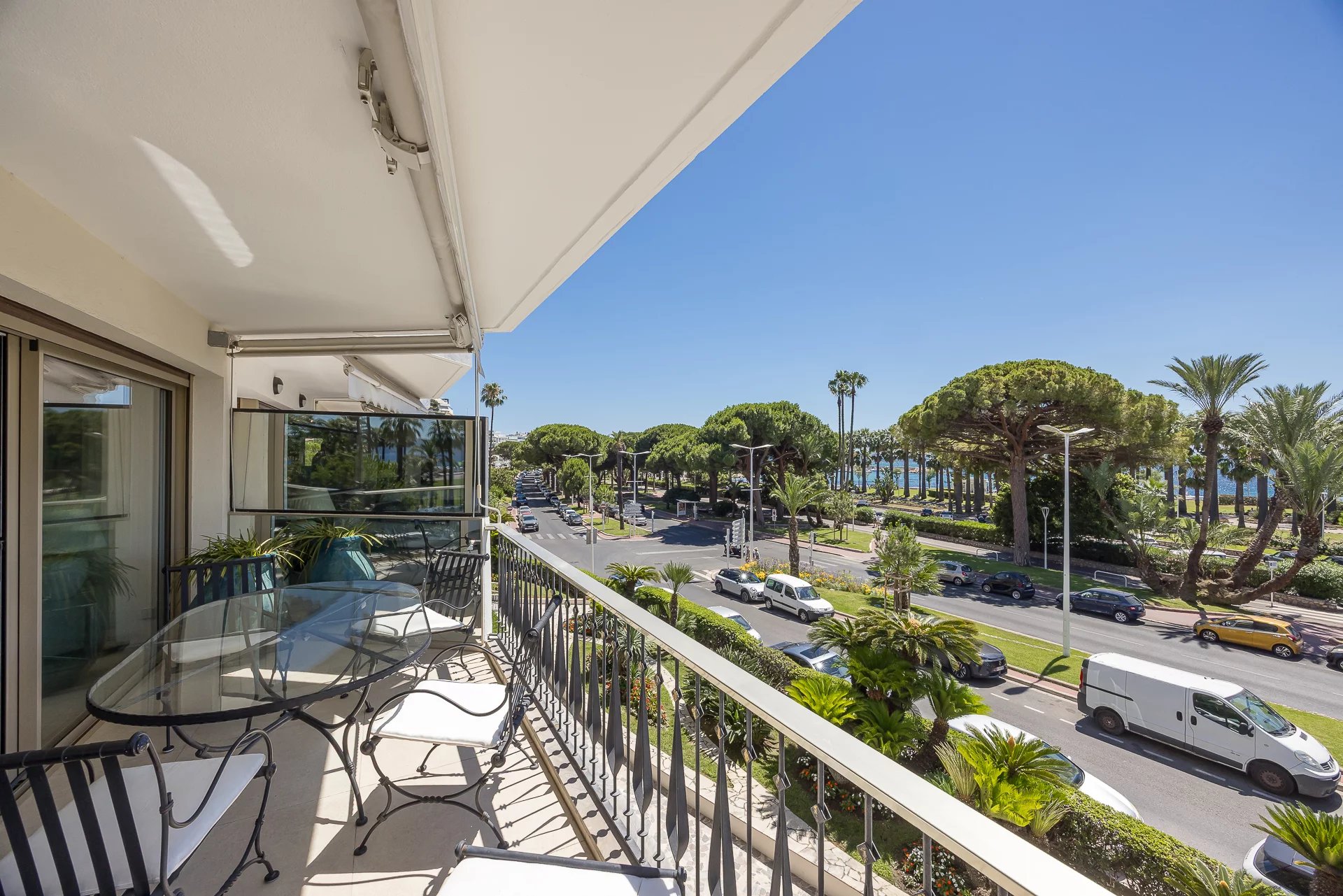 Cannes – Croisette – Elegant 3-Bedroom Apartment with Terrace