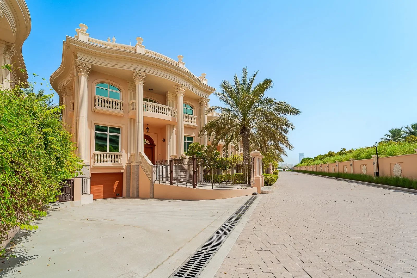 4-bedroom villa for sale in Raffles Residences, Palm Jumeirah