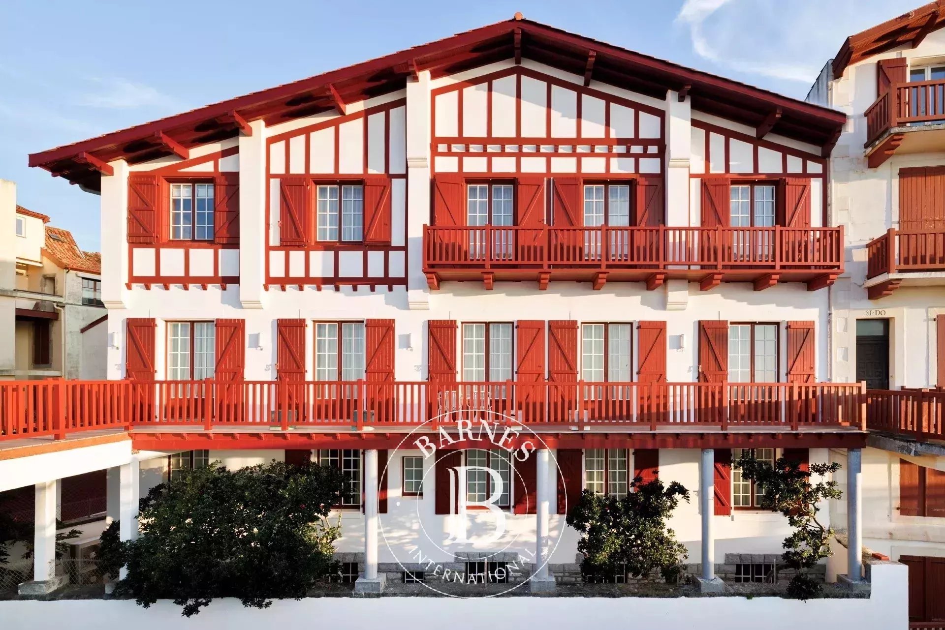 SAINT JEAN DE LUZ, SEAFRONT, EXCEPTIONAL PROPERTY WITH POOL