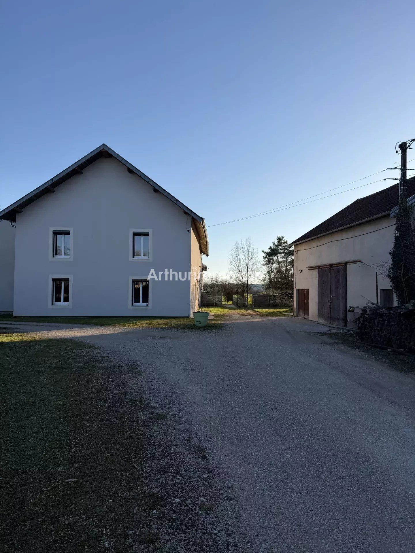 Maison 136 m² habitables – Dépendances 250 m² – À 5 minutes des lacs