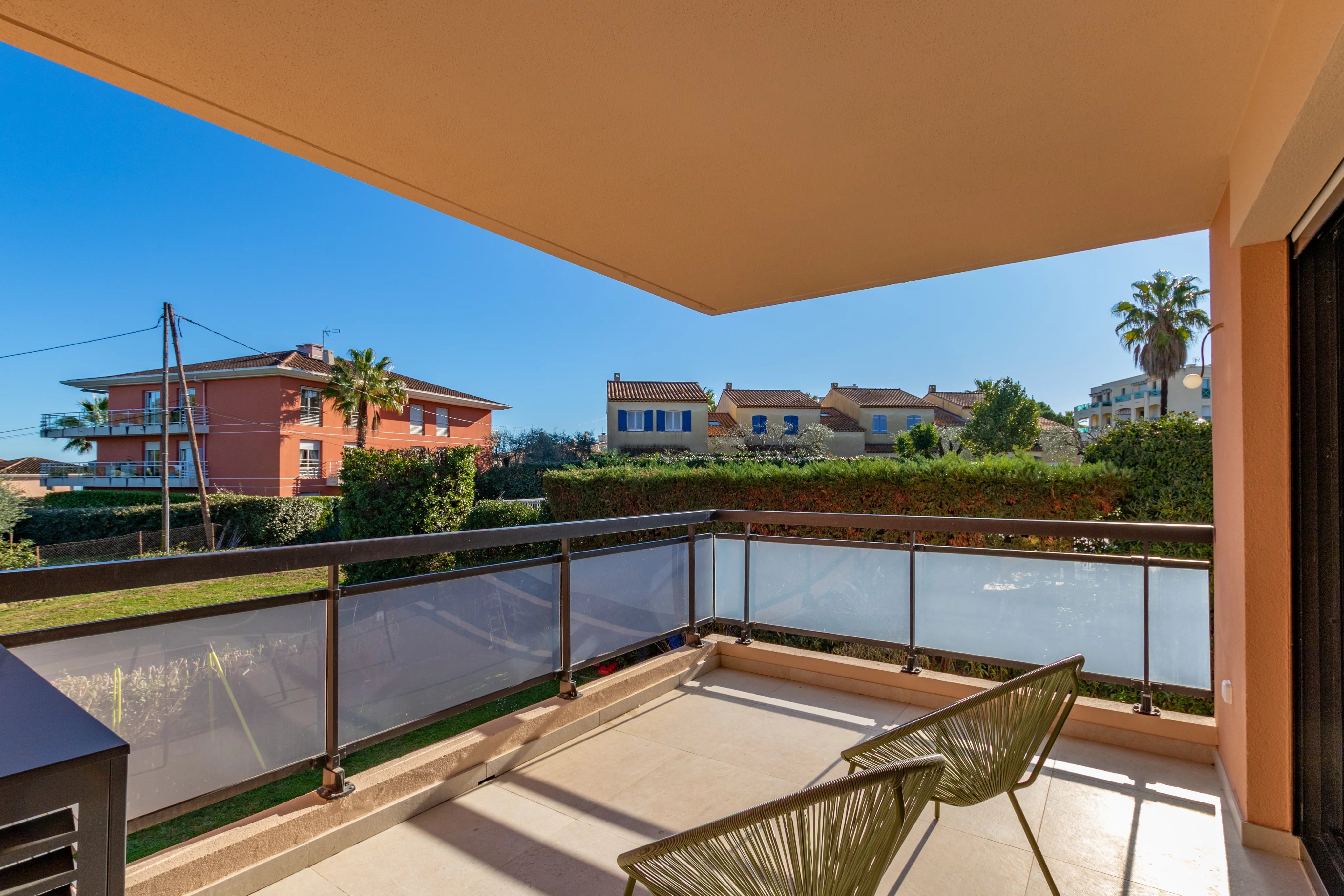 Modern apartment in Antibes with swimming pool and comfort