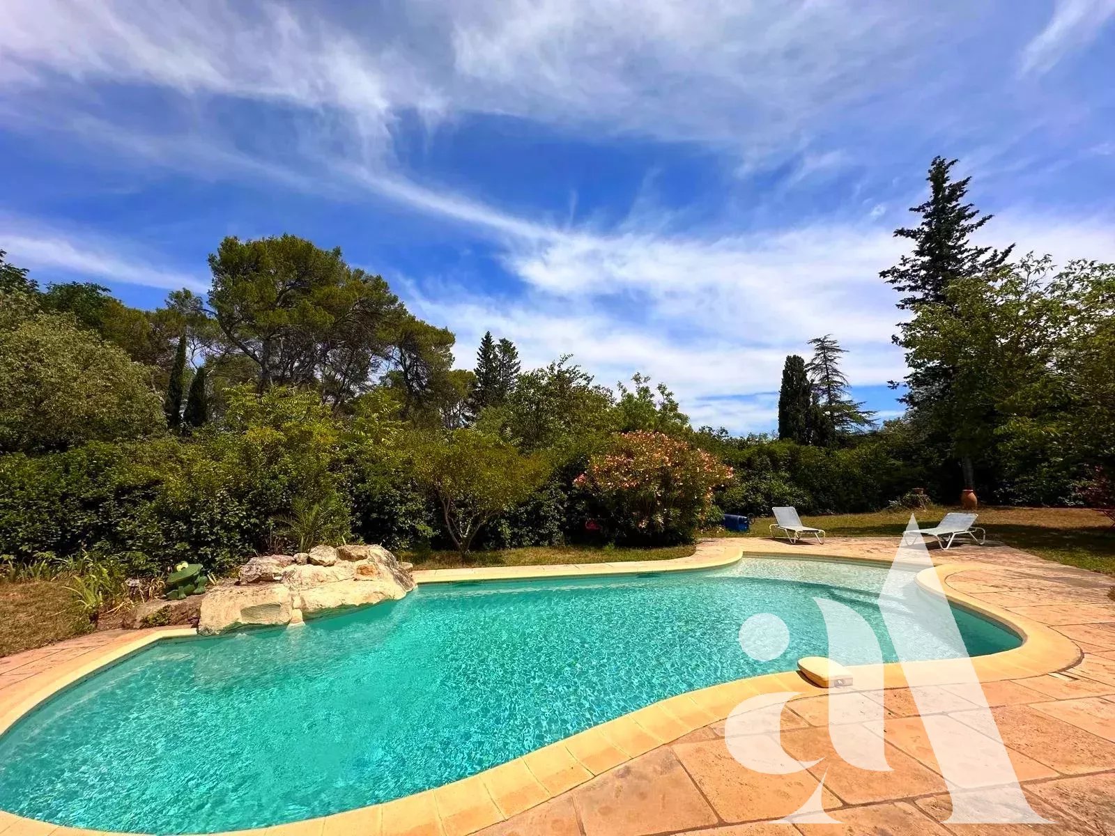 BARBENTANE - MAISON AVEC PISCINE AU CALME