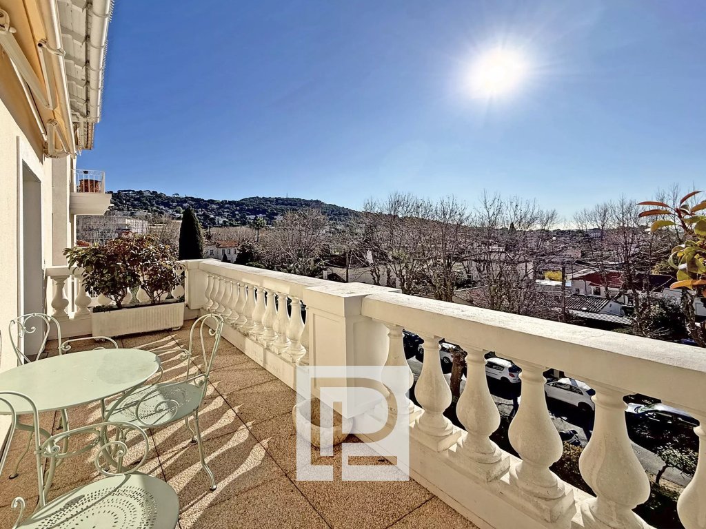 Apartment for sale in Le Cannet — 4-Room Corner Apartment for Sale Le Cannet Town Hall/Tivoli