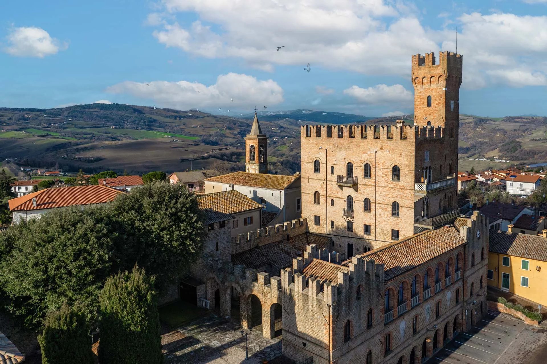 CASTELLO MEDIEVALE IN VENDITA NELLE MARCHE, A MEZZ'ORA DAL MARE