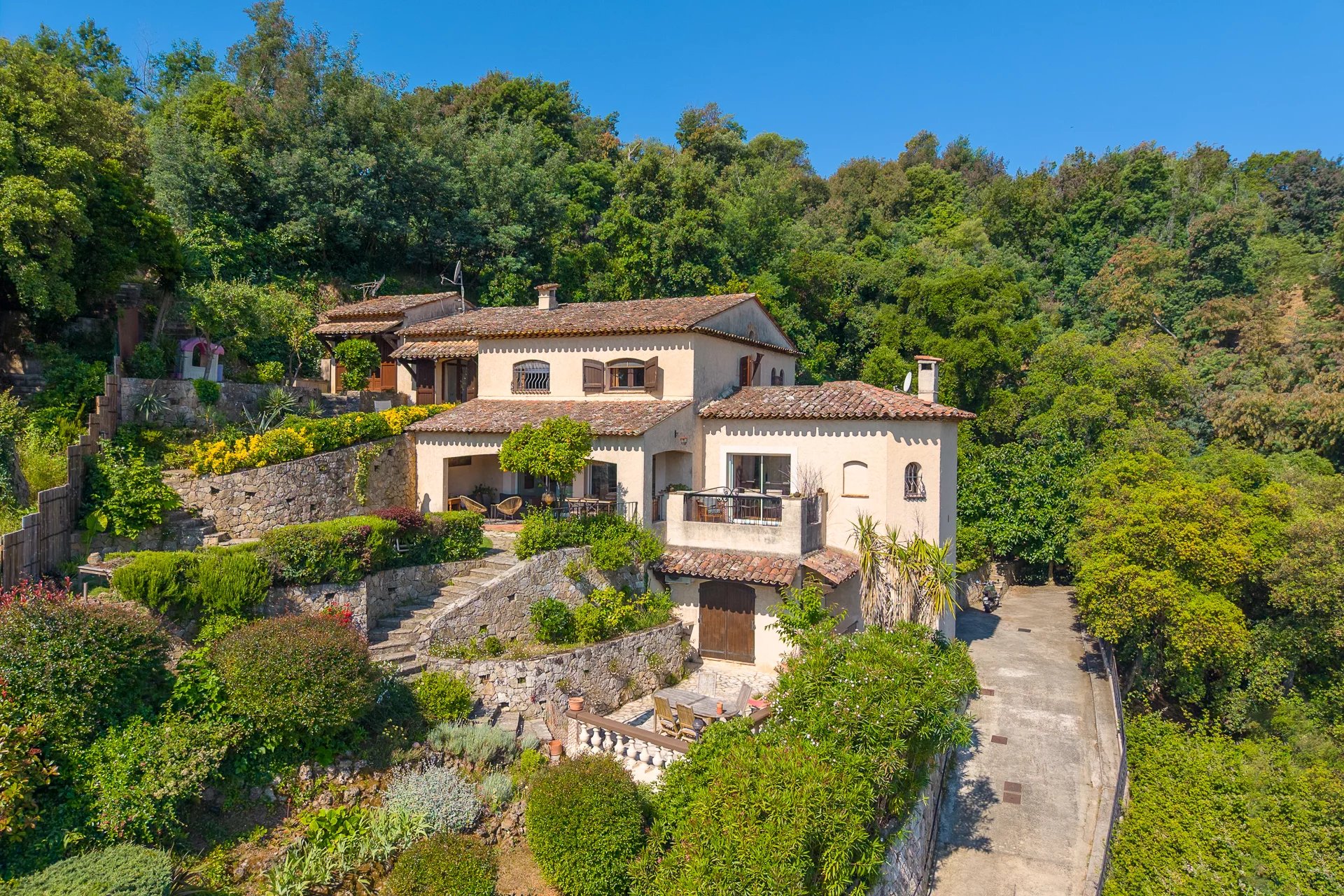 PROVENCAL PROPERTY WITH SEA VIEW CLOSE TO THE TOWN CENTER