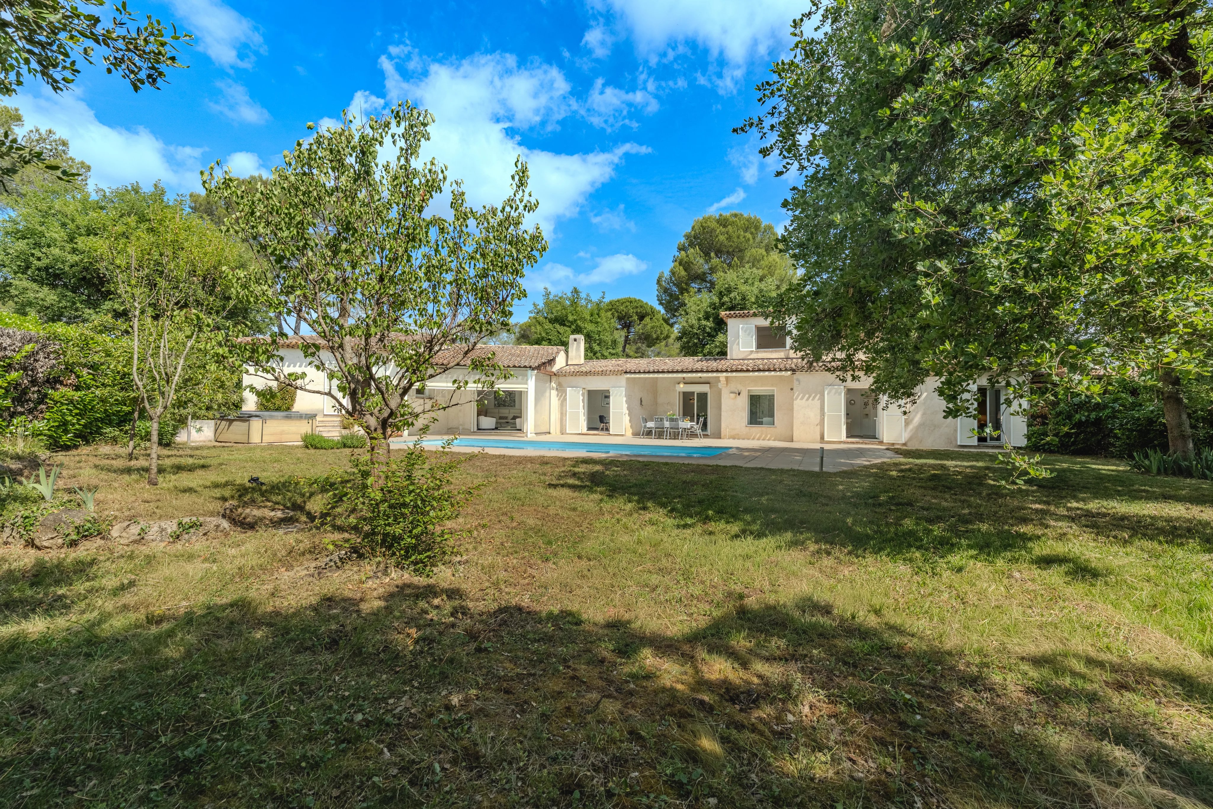 Charming Provençal villa in a private domain - Roquefort les Pins