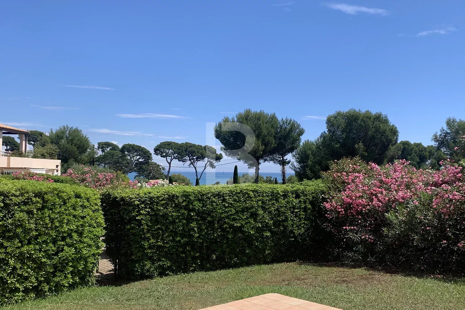 Opportunité Unique - Rez de jardin avec échappée mer