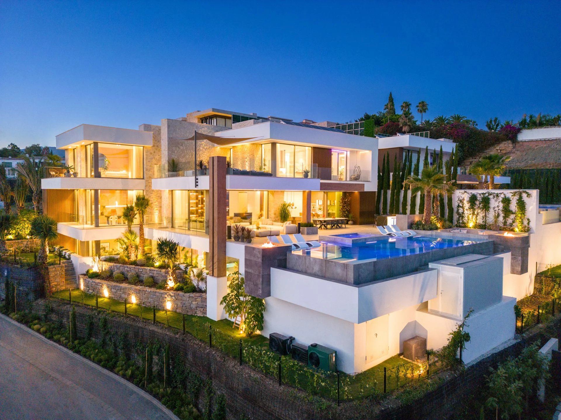 Splendide villa de luxe moderne avec une vue imprenable située à Marbella