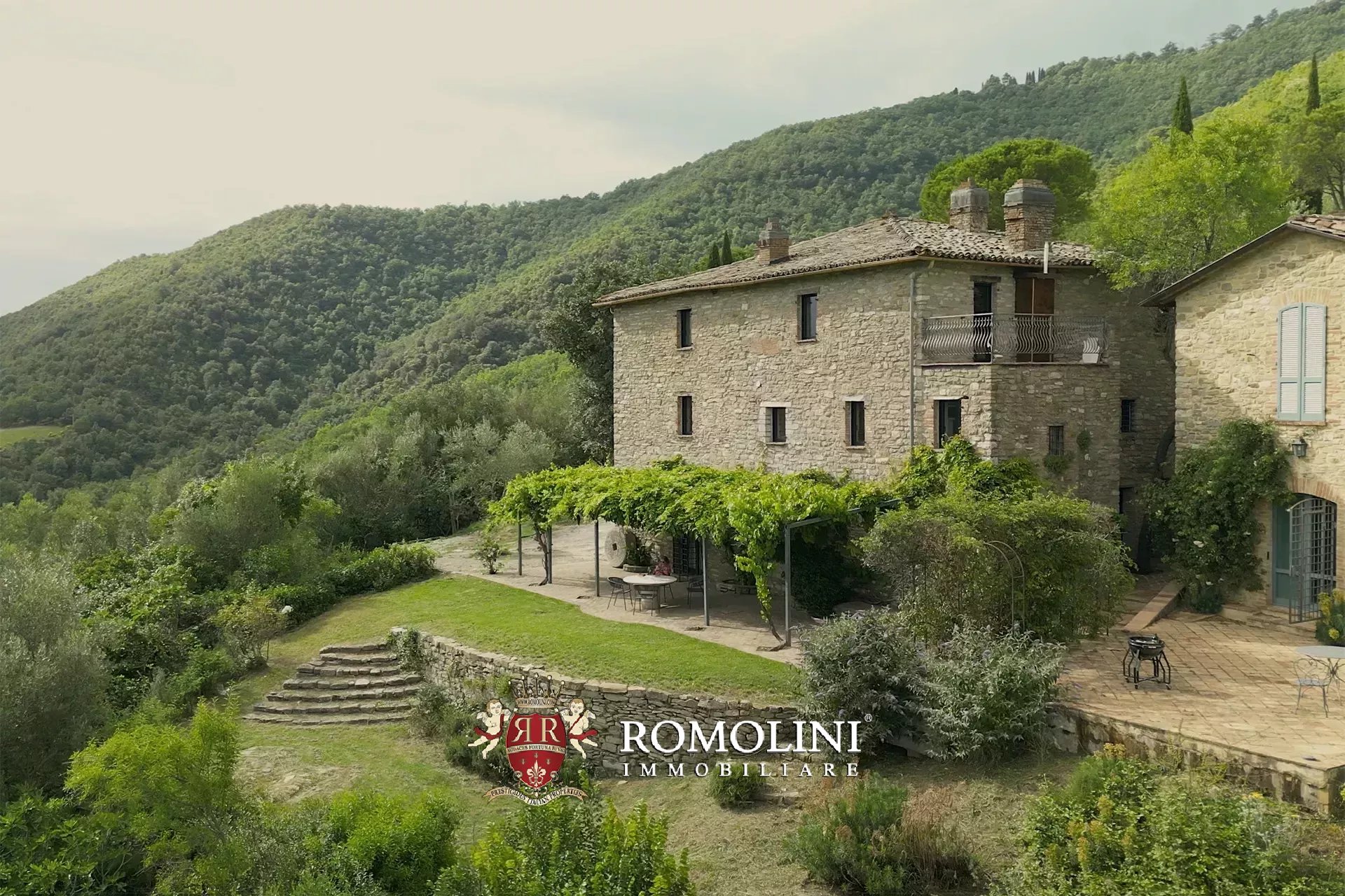 BORGO RISTRUTTURATO CON PISCINA IN VENDITA A UMBERTIDE