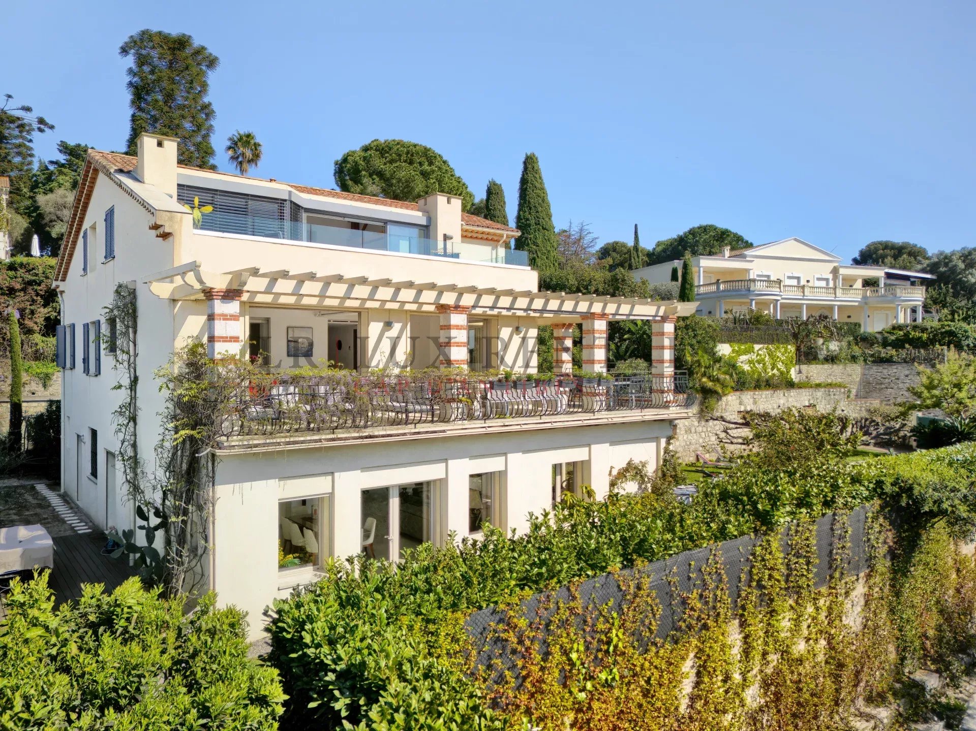 Versant ouest, Villa rénovée dans un domaine privé