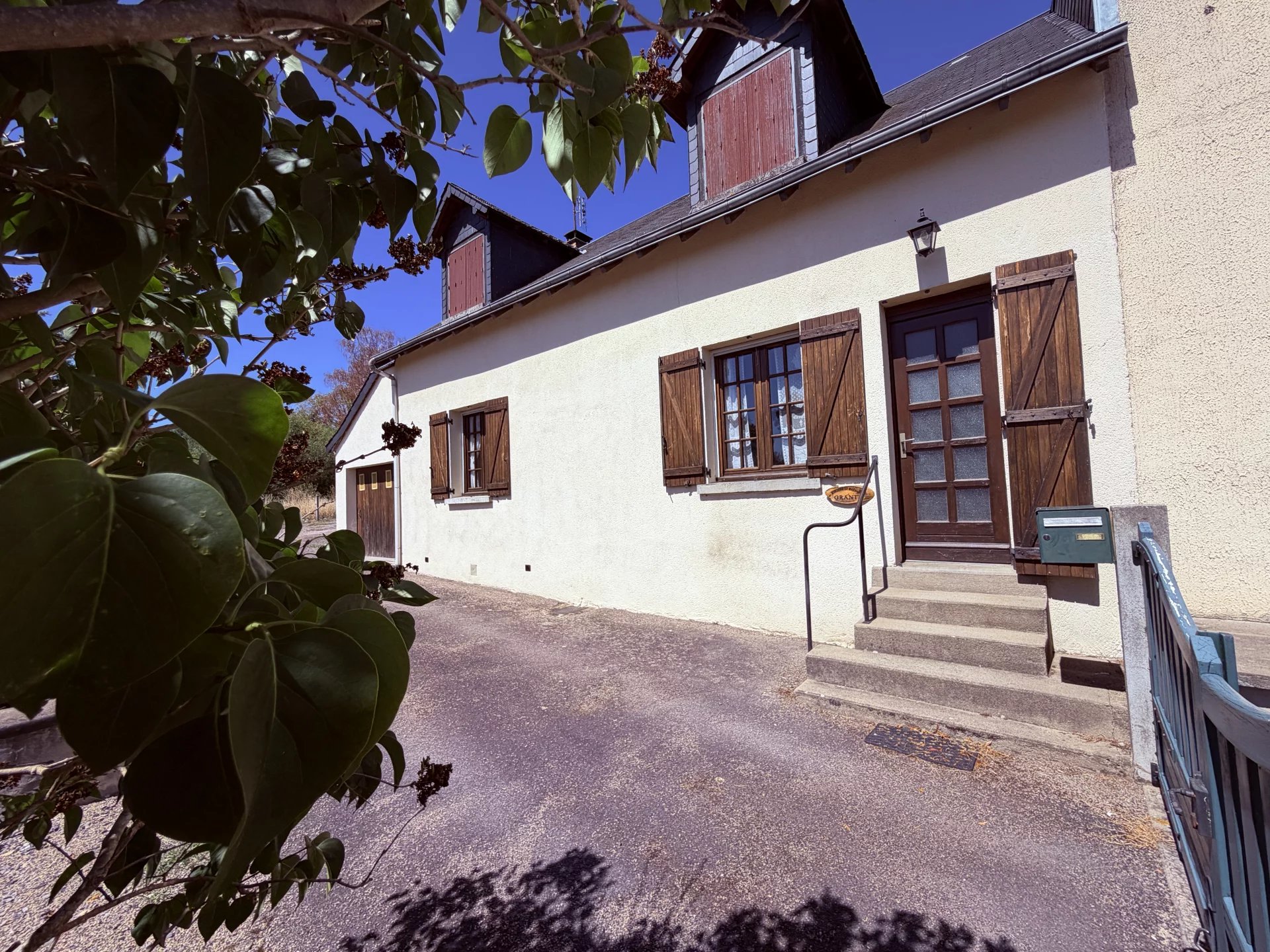 Haus auf dem Land mit Garagen und großem Garten - Indre 36